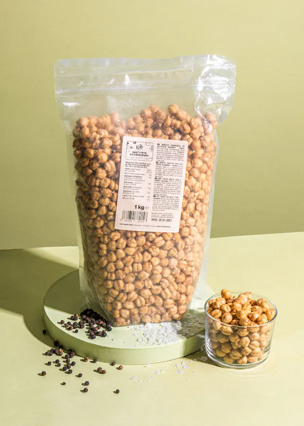 un sac de haricots posé sur une table à côté d' un bol de haricots