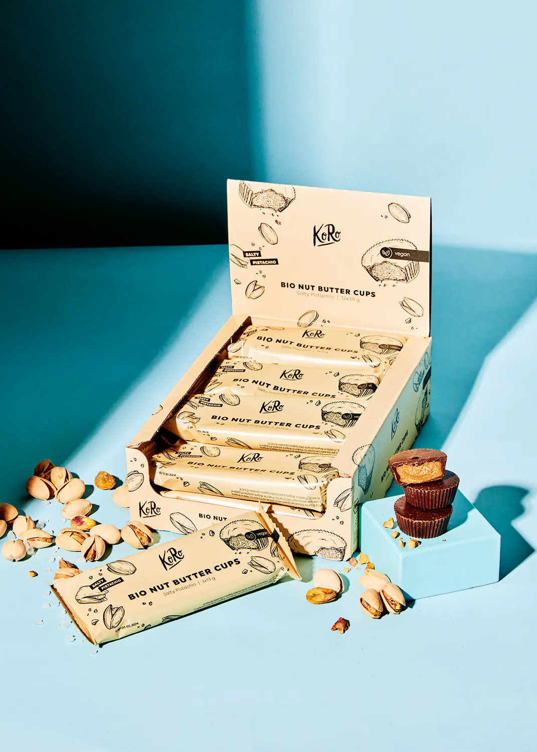 une boîte de tasses de beurre de noix de pécan bio