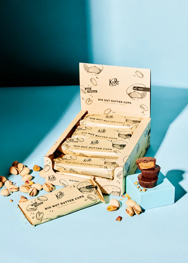 une boîte de tasses de beurre de noix de pécan bio