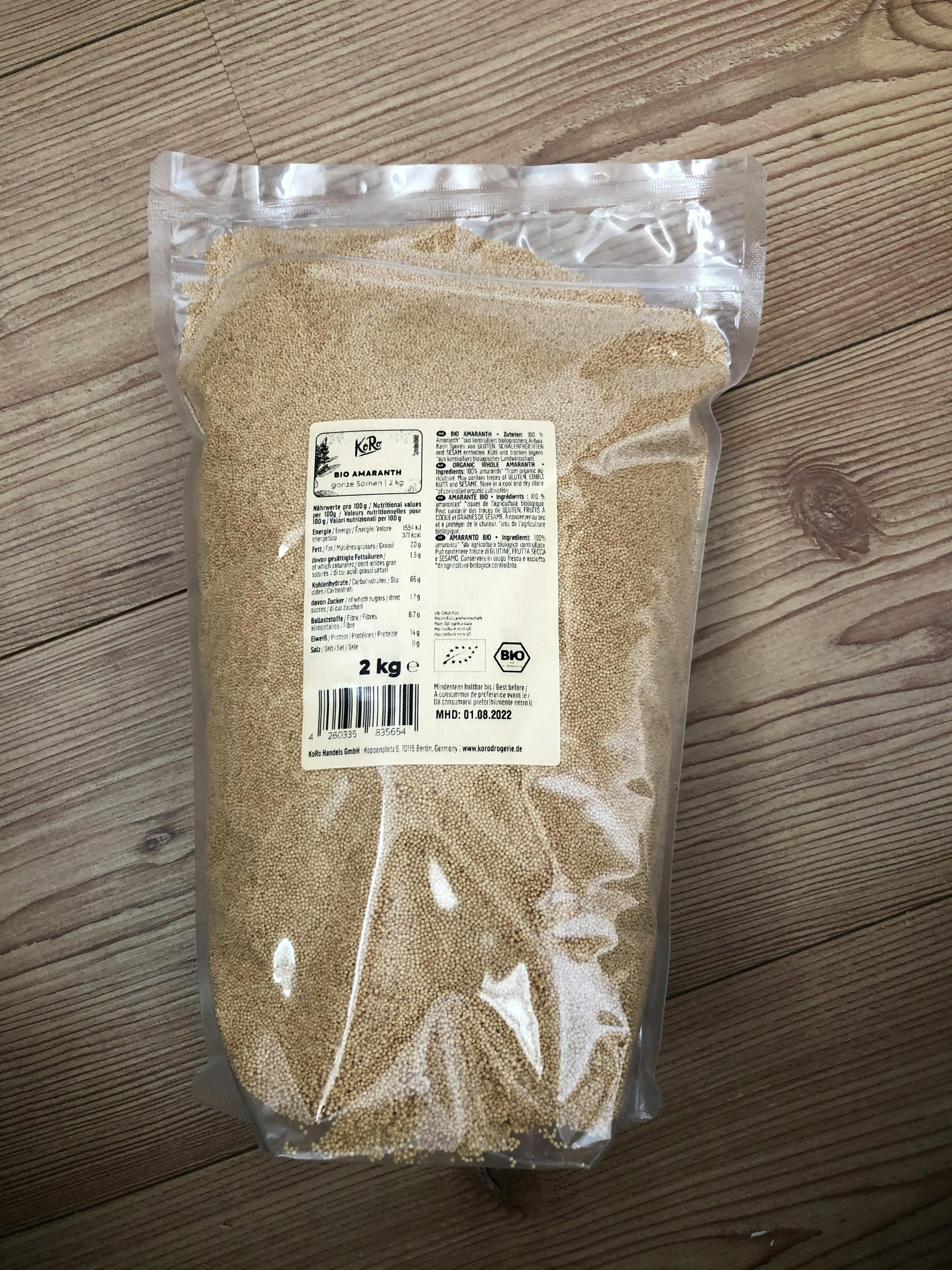 eine Plastiktüte mit einem Gewicht von 2 kg steht auf einem Holztisch