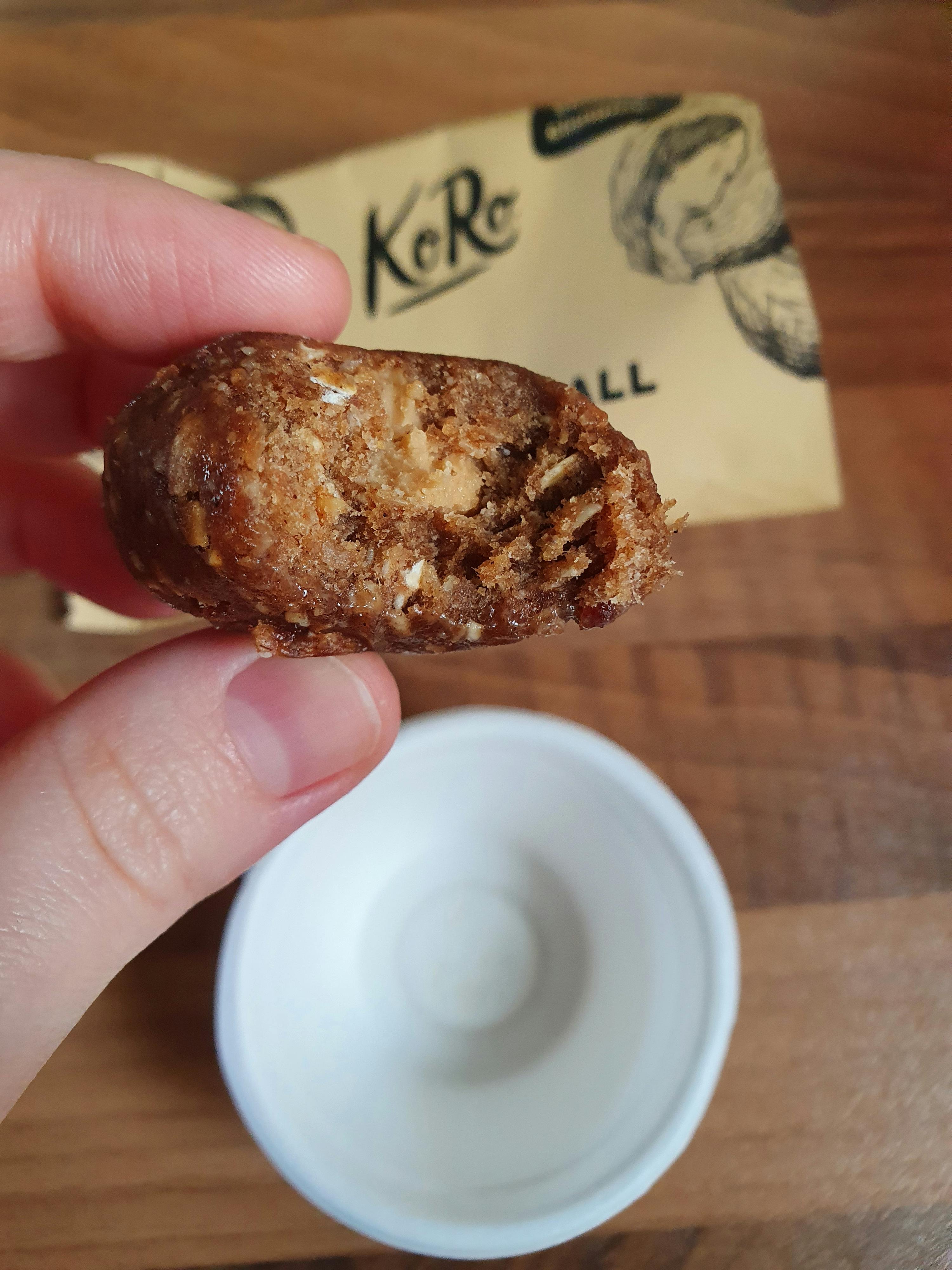 eine Person hält ein Keksstück in der Hand neben einem Keksstück mit der Aufschrift " kere "