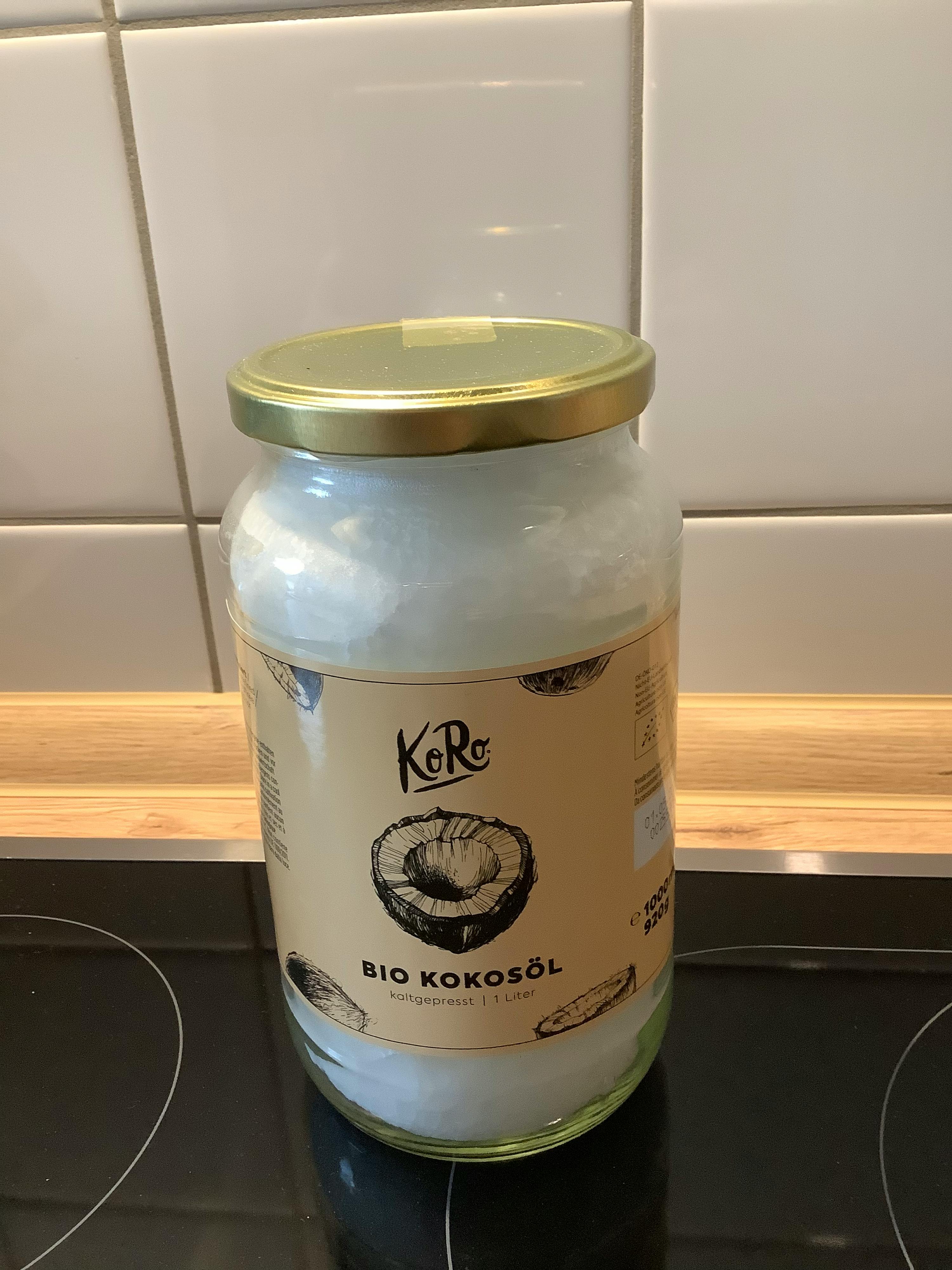 un bocal en verre de l' huile de coco bio de karo