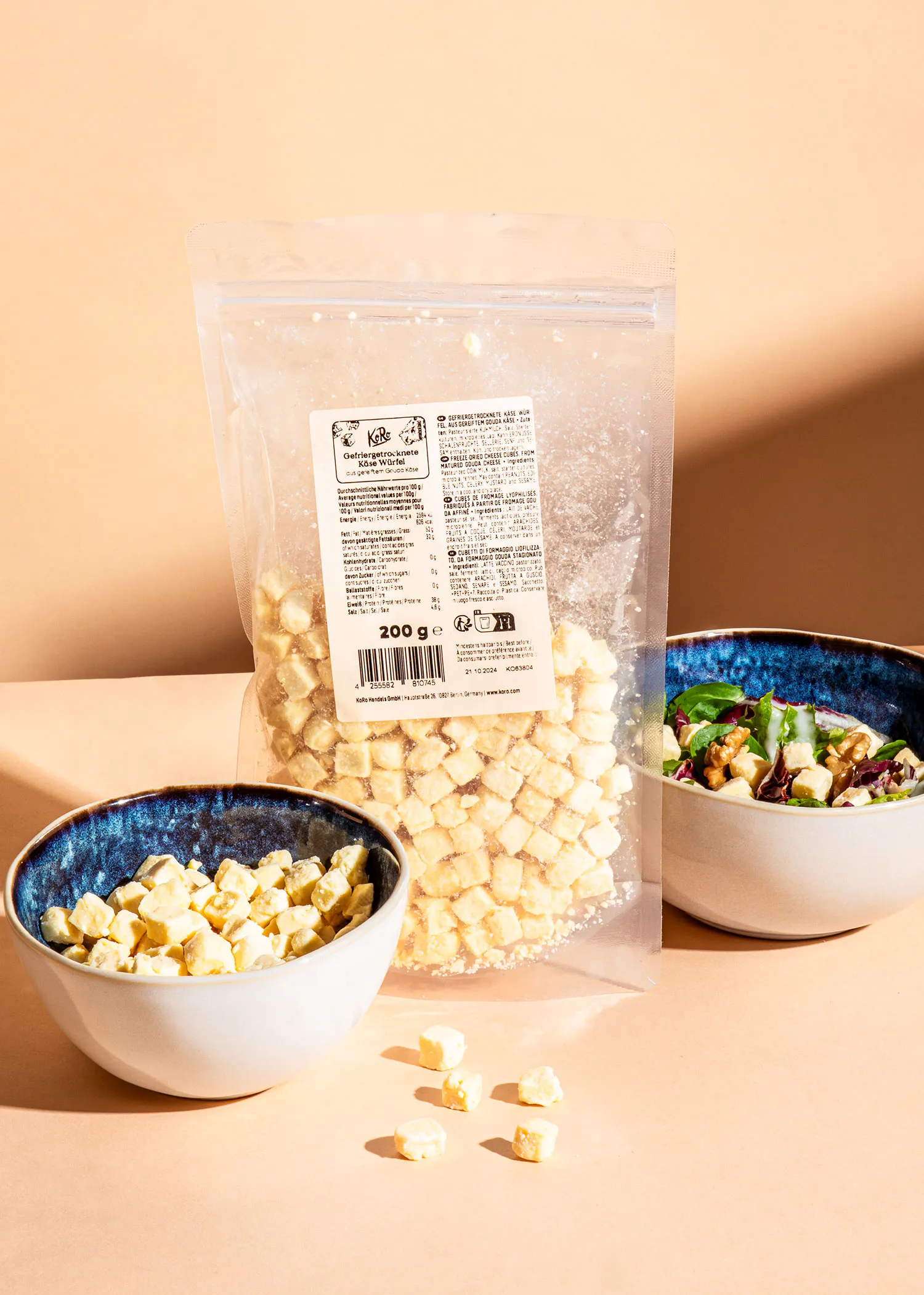 eine Schüssel mit einem Salat neben einem Plastikbeutel mit einem Etikett auf der Rückseite