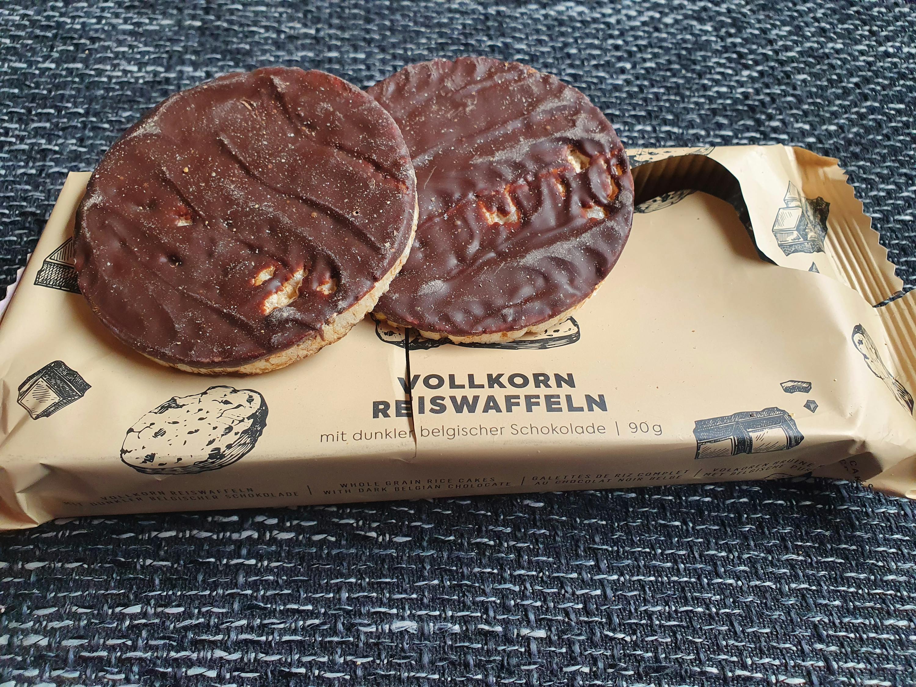 eine packung vollkorn reiswaffeln mit dunkler belgischer schokolade
