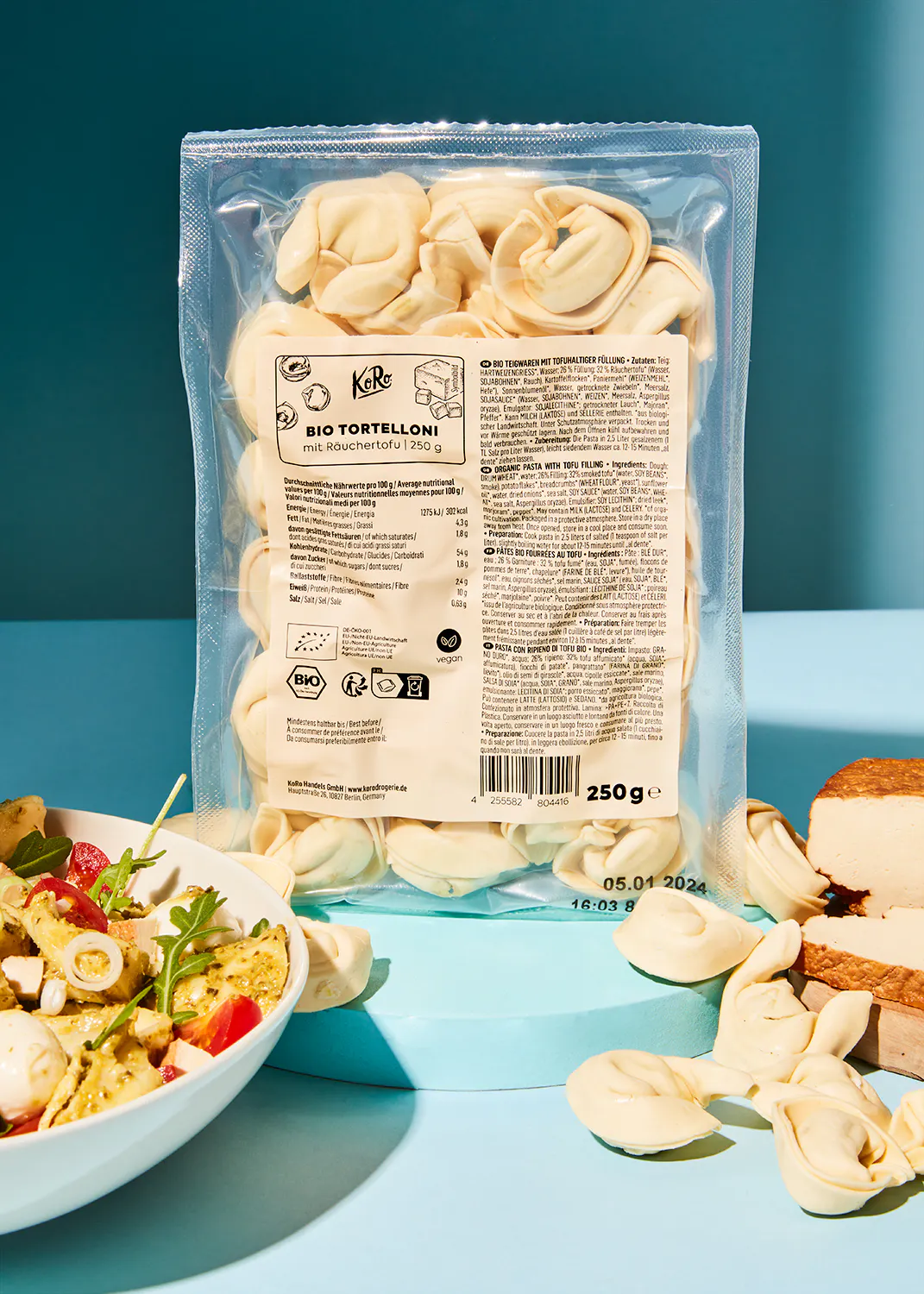 un sac de pâtes bio tortellon est posé sur une table bleue