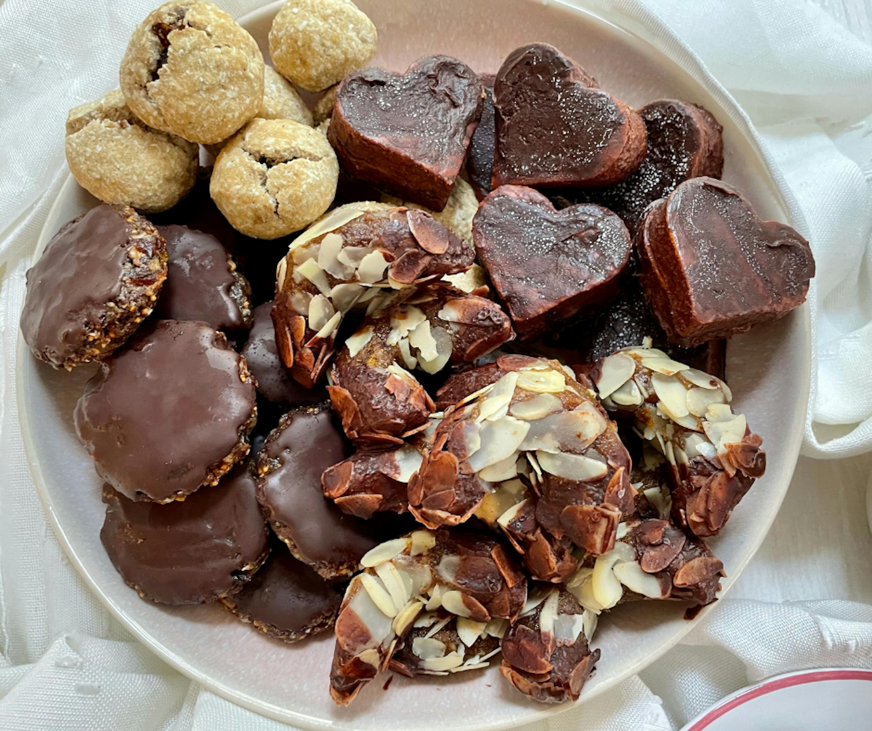 ein Teller mit einer Vielzahl von Schokoladenplätzchen