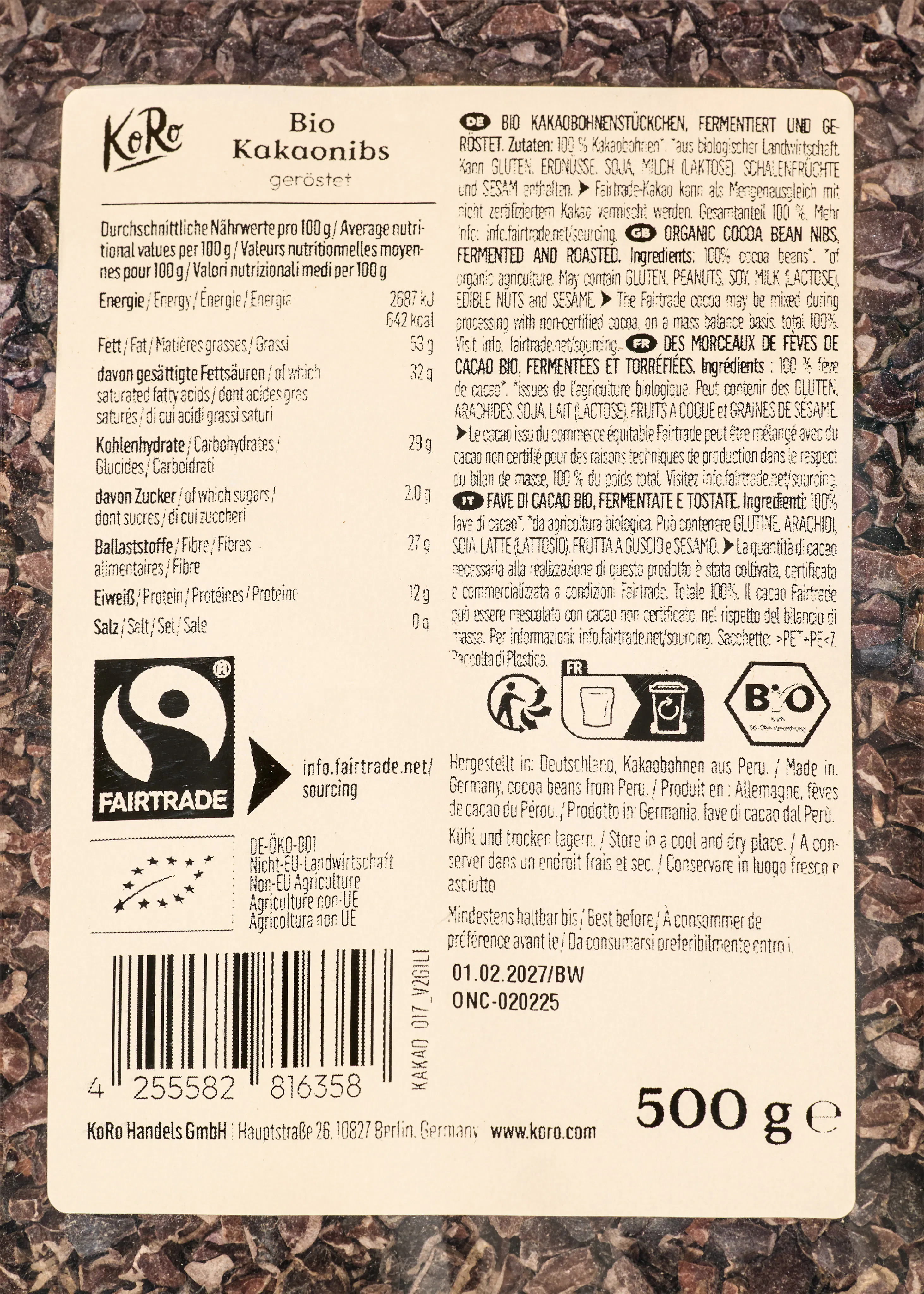 un paquet d'éclats de fèves de cacao bio koro, affichant les valeurs nutritionnelles, les ingrédients en plusieurs langues, les logos fairtrade et bio, et indiquant un poids de 500g.
