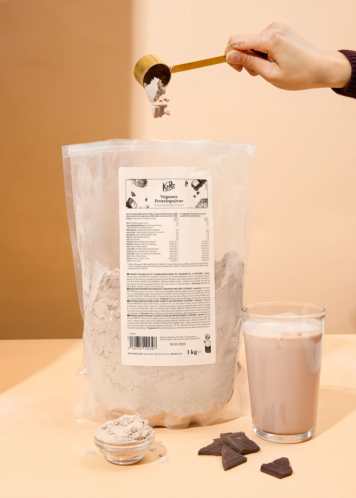 une personne verse de la poudre de protéines végétales dans un verre