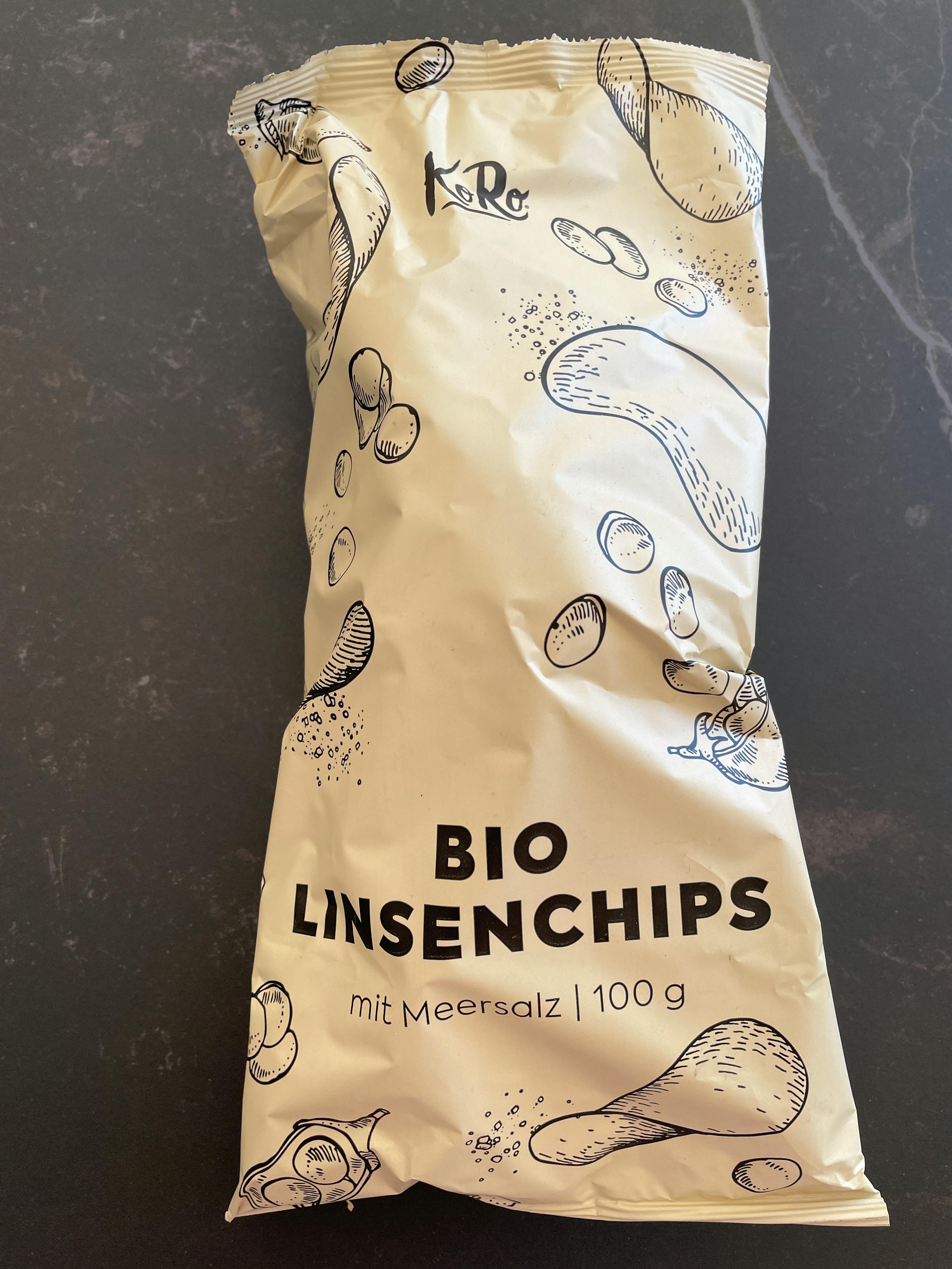 eine Tüte Linsenchips liegt auf einem Tisch