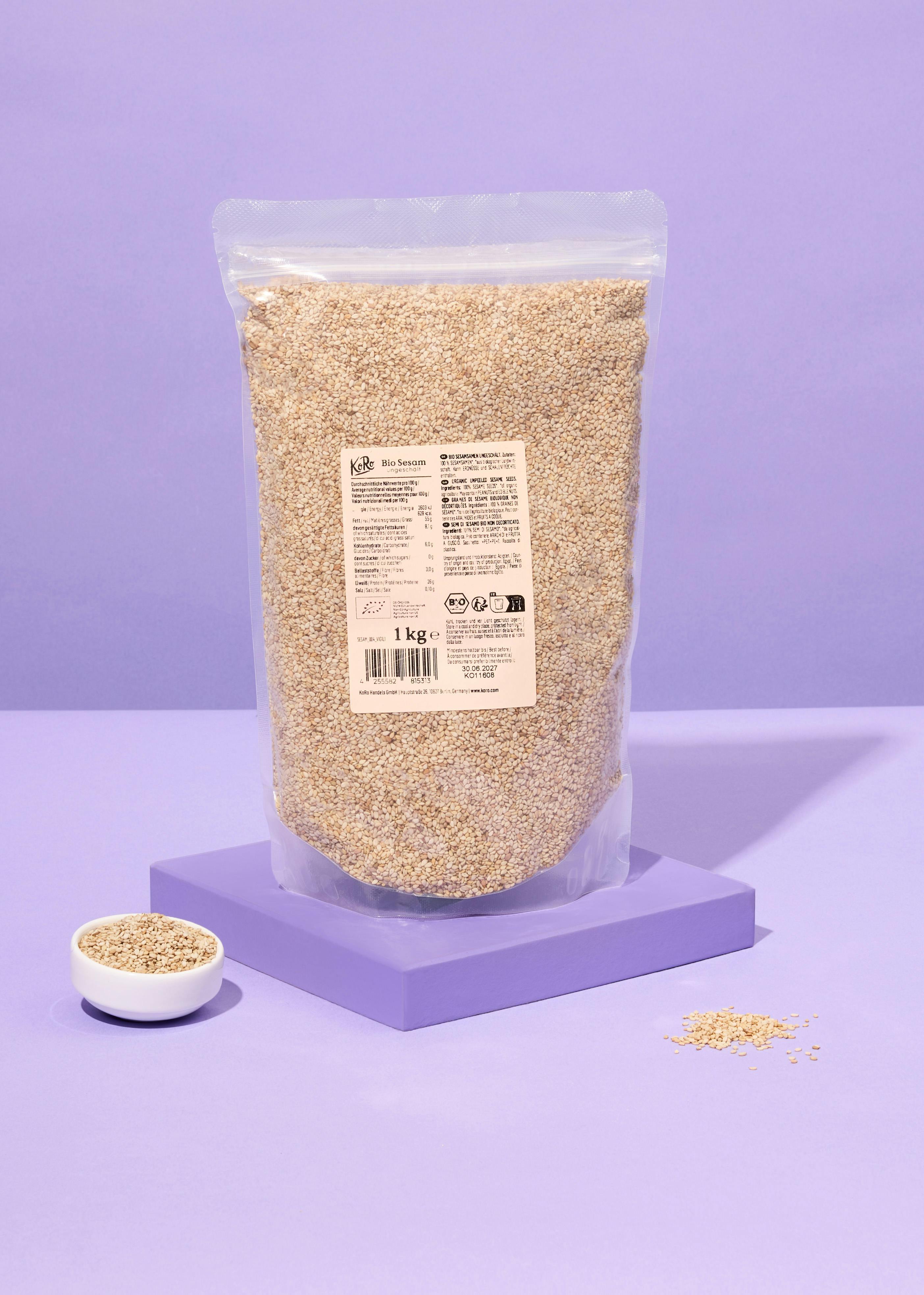 Graines de sésame non décortiquées bio 1,5 kg un sac de graines de sésame est posé sur une table violette