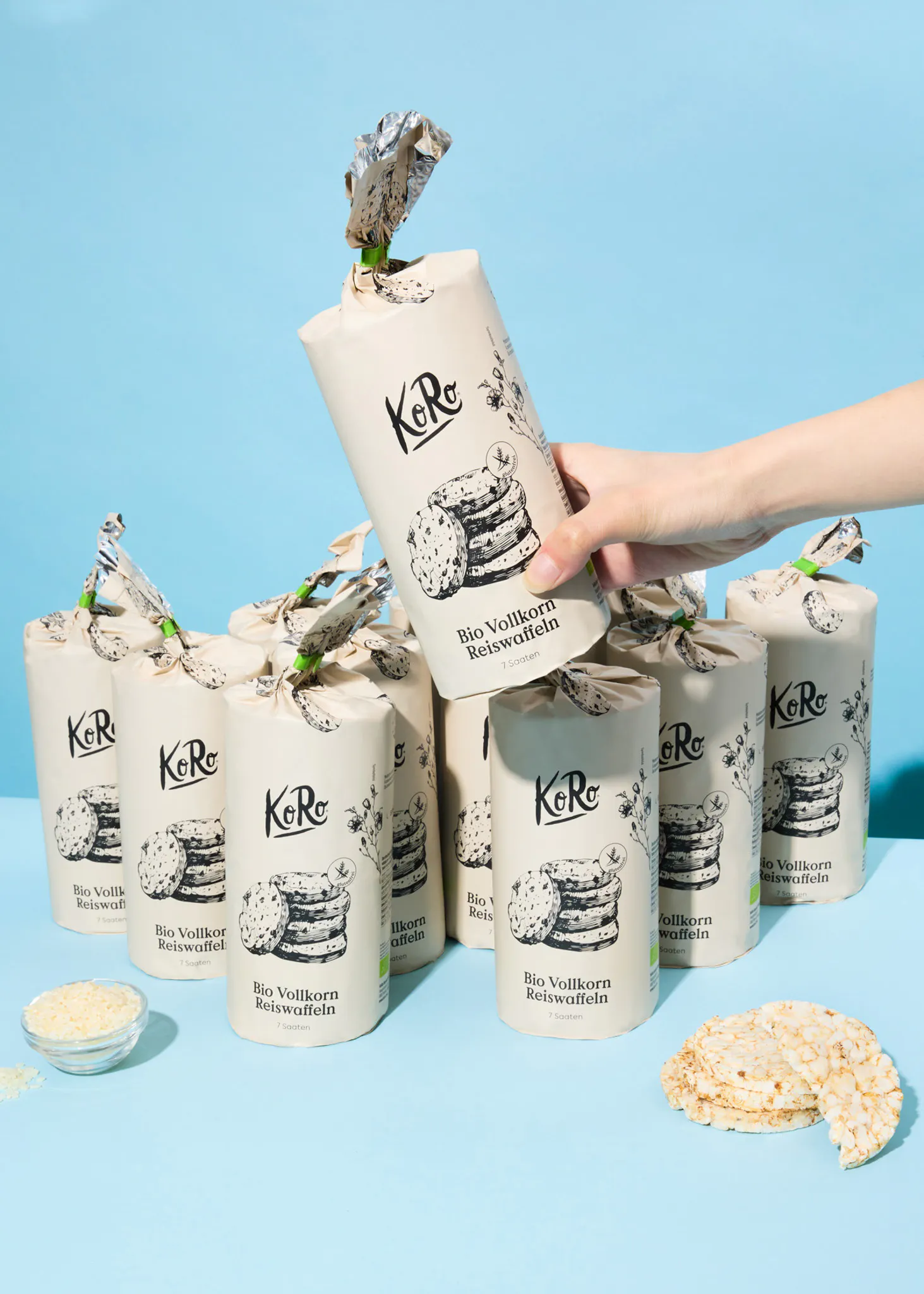 Eine Person hält eine Tüte vollkornreiswaffeln in der Hand