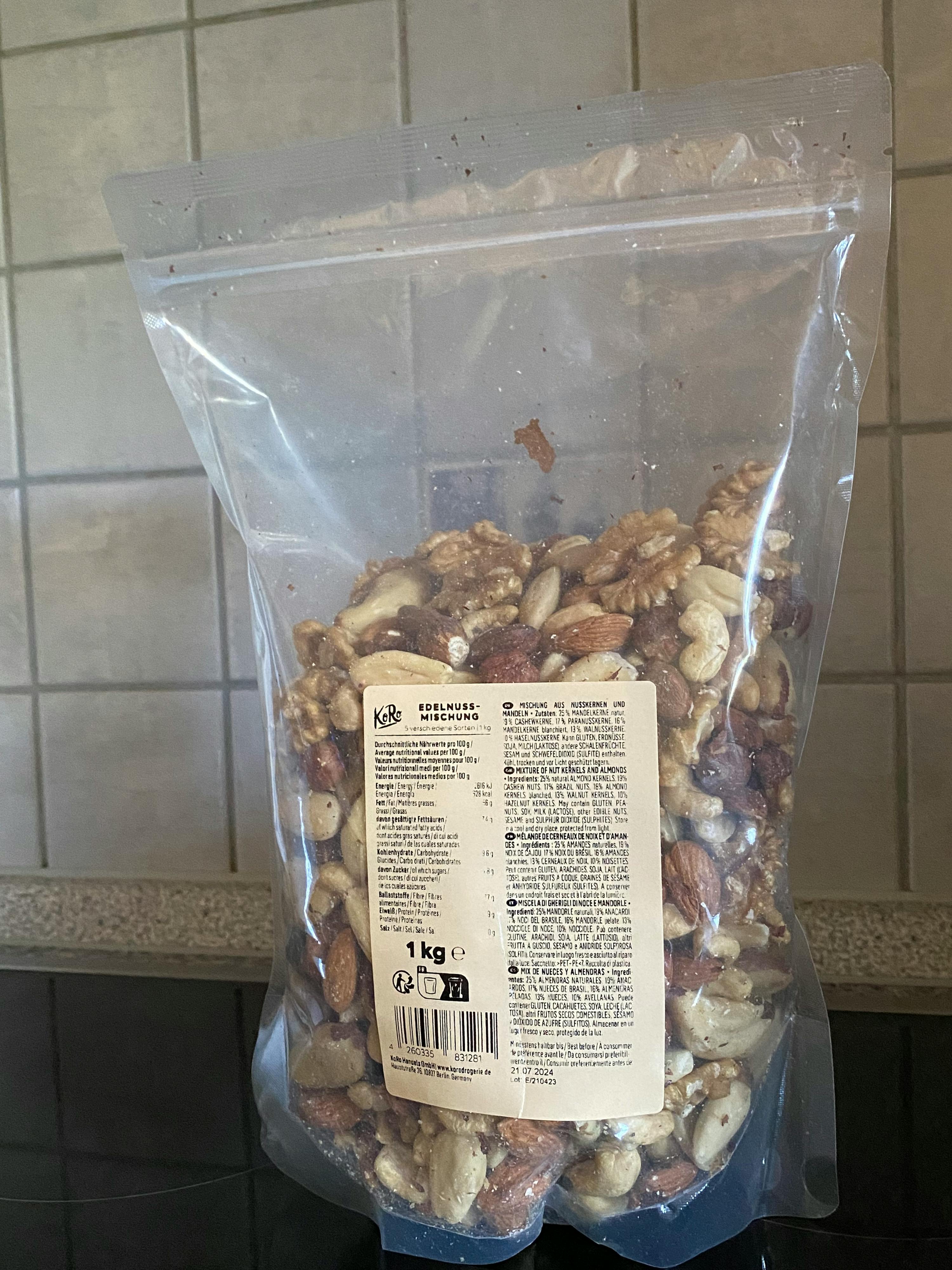 un sac en plastique rempli de noix est posé sur une table