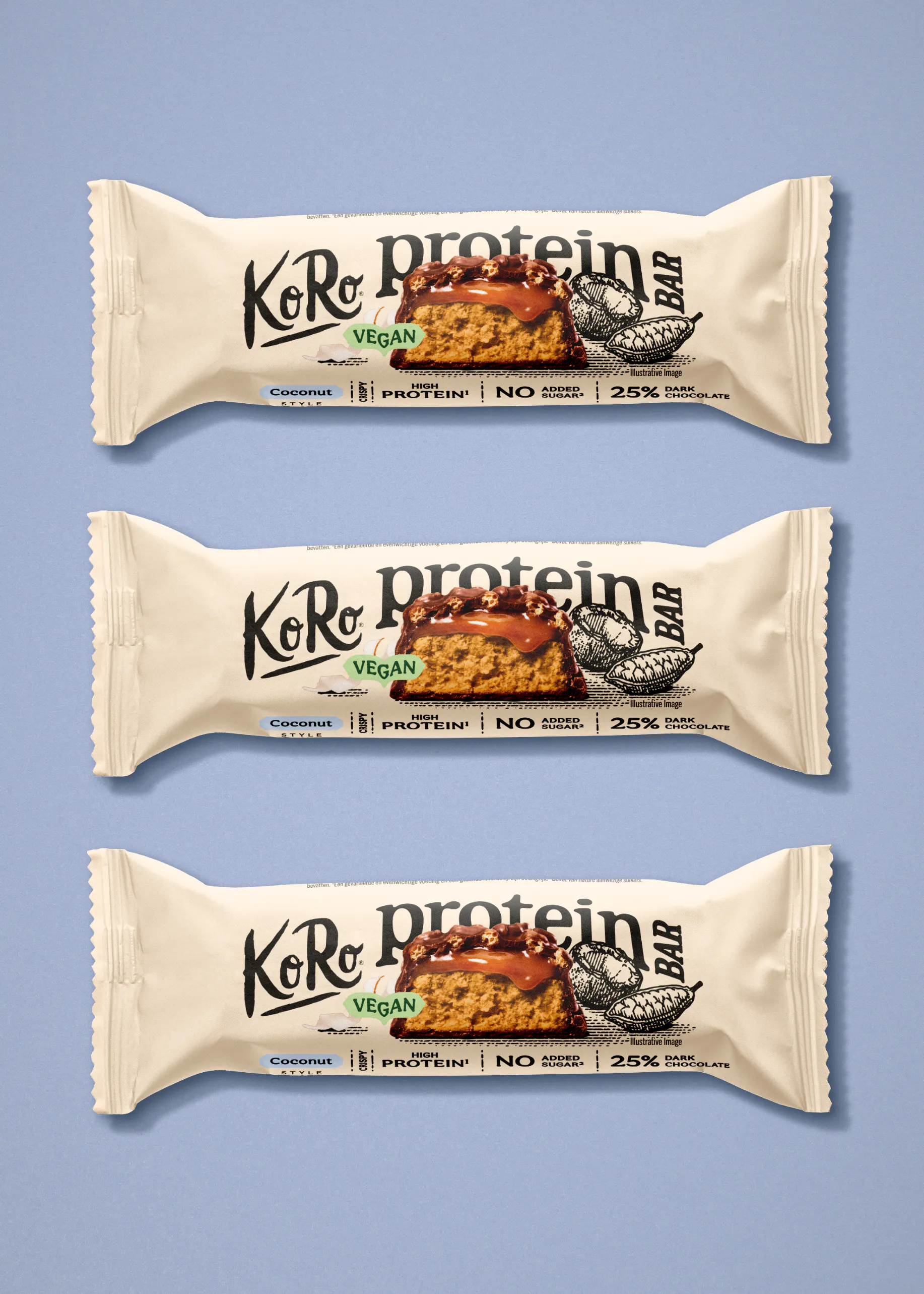tres barras de proteína vegana koro sabor coco con chocolate negro dispuestas verticalmente sobre un fondo azul claro.