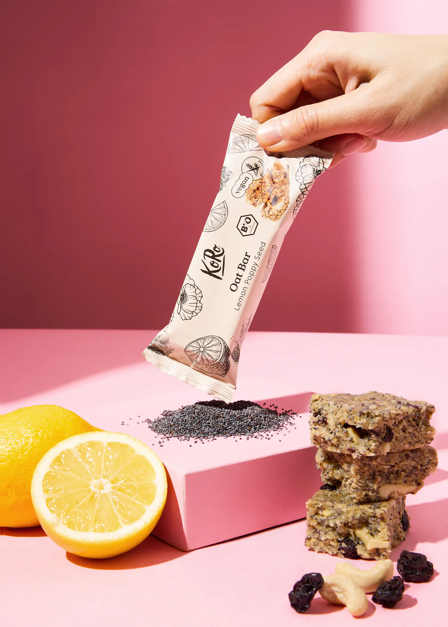 une personne tient une barre à l' intérieur d' une boîte sur une table rose