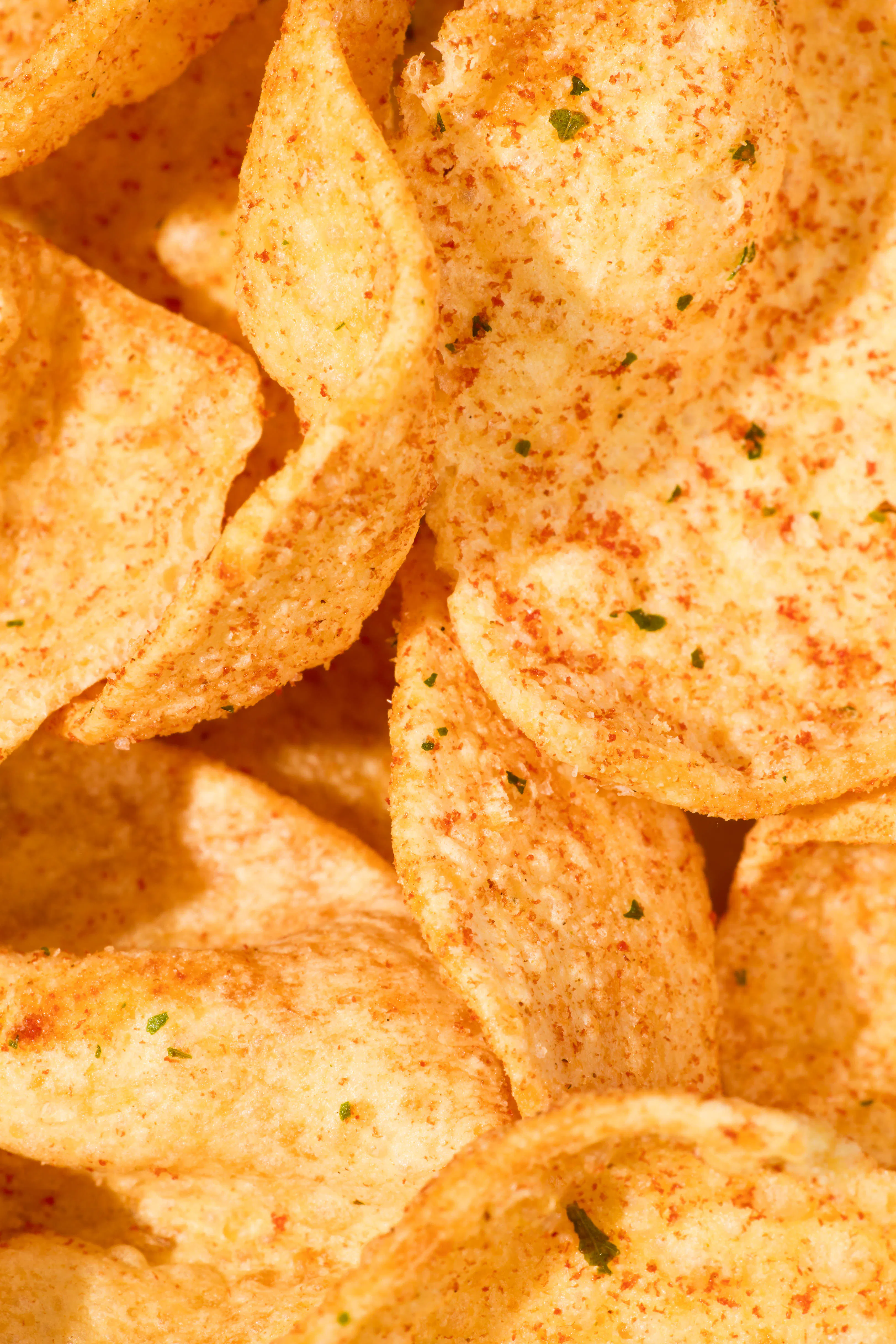 eine Nahaufnahme eines Haufens Kartoffelchips