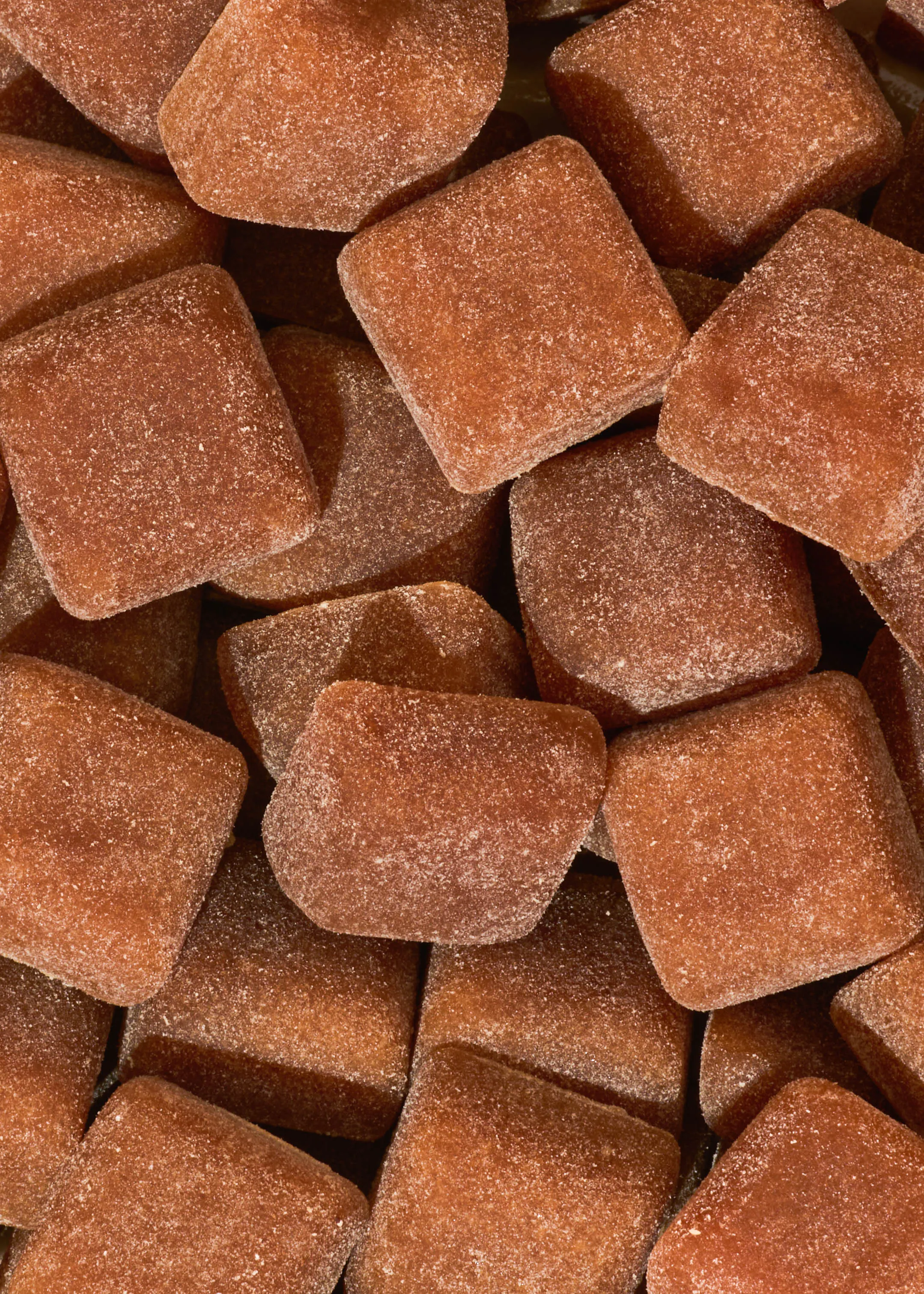 un gros plan d' un tas de bonbons marrons