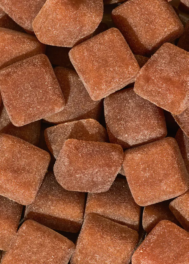 un gros plan d' un tas de bonbons marrons