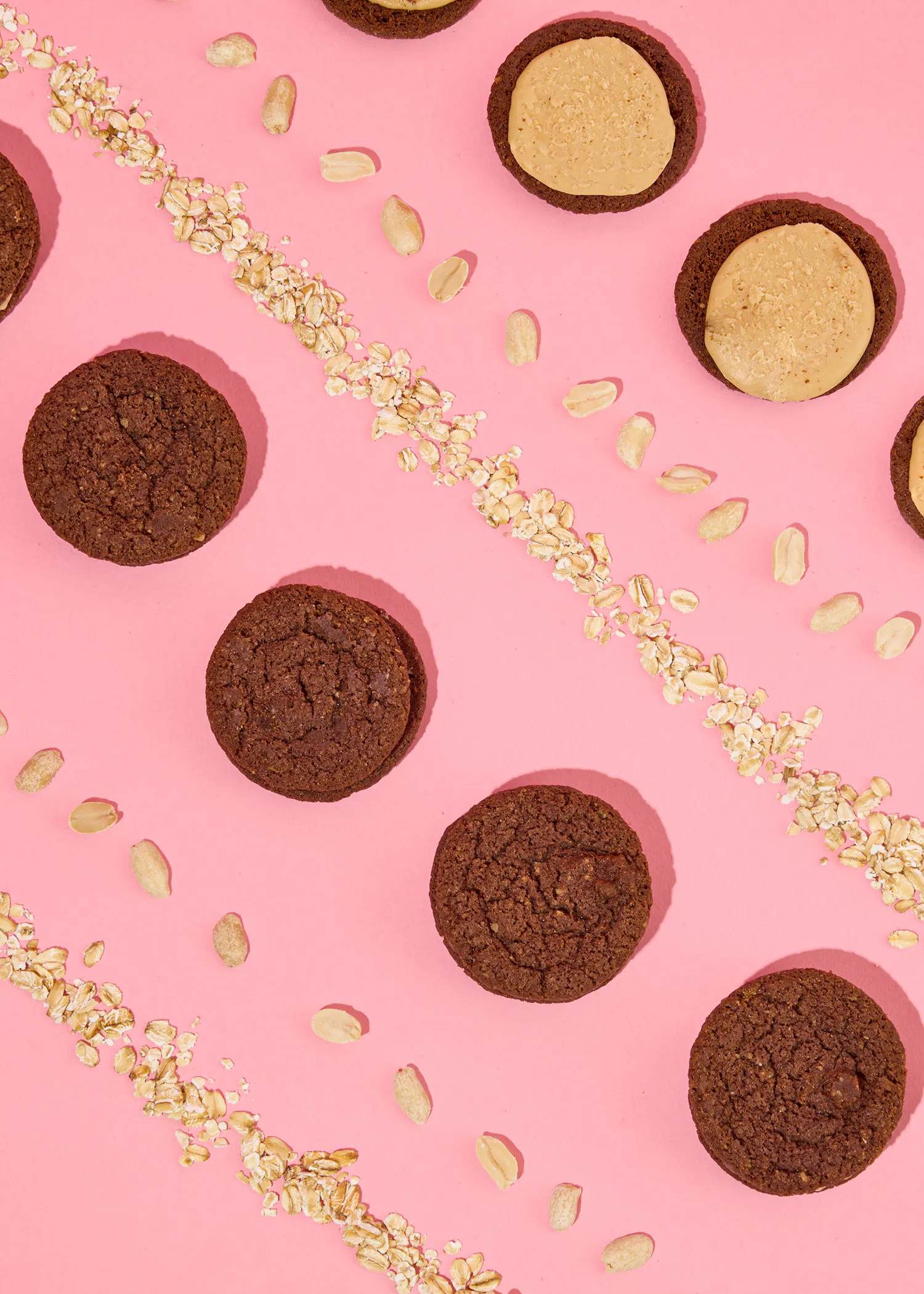 un motif de biscuits au chocolat et d' avoine sur fond rose