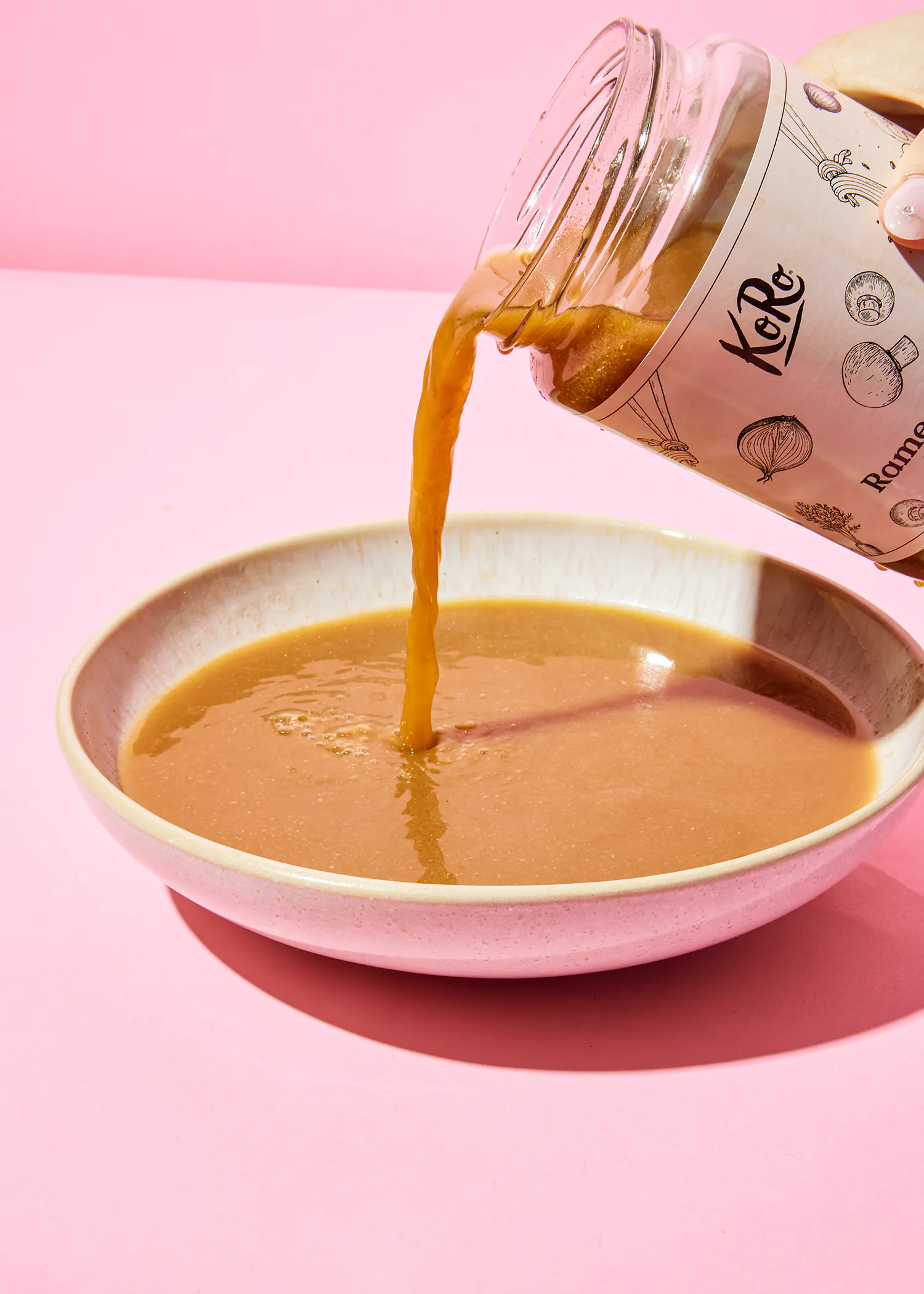 eine Schüssel Suppe wird aus einem Glas mit der Aufschrift " kore " gegossen