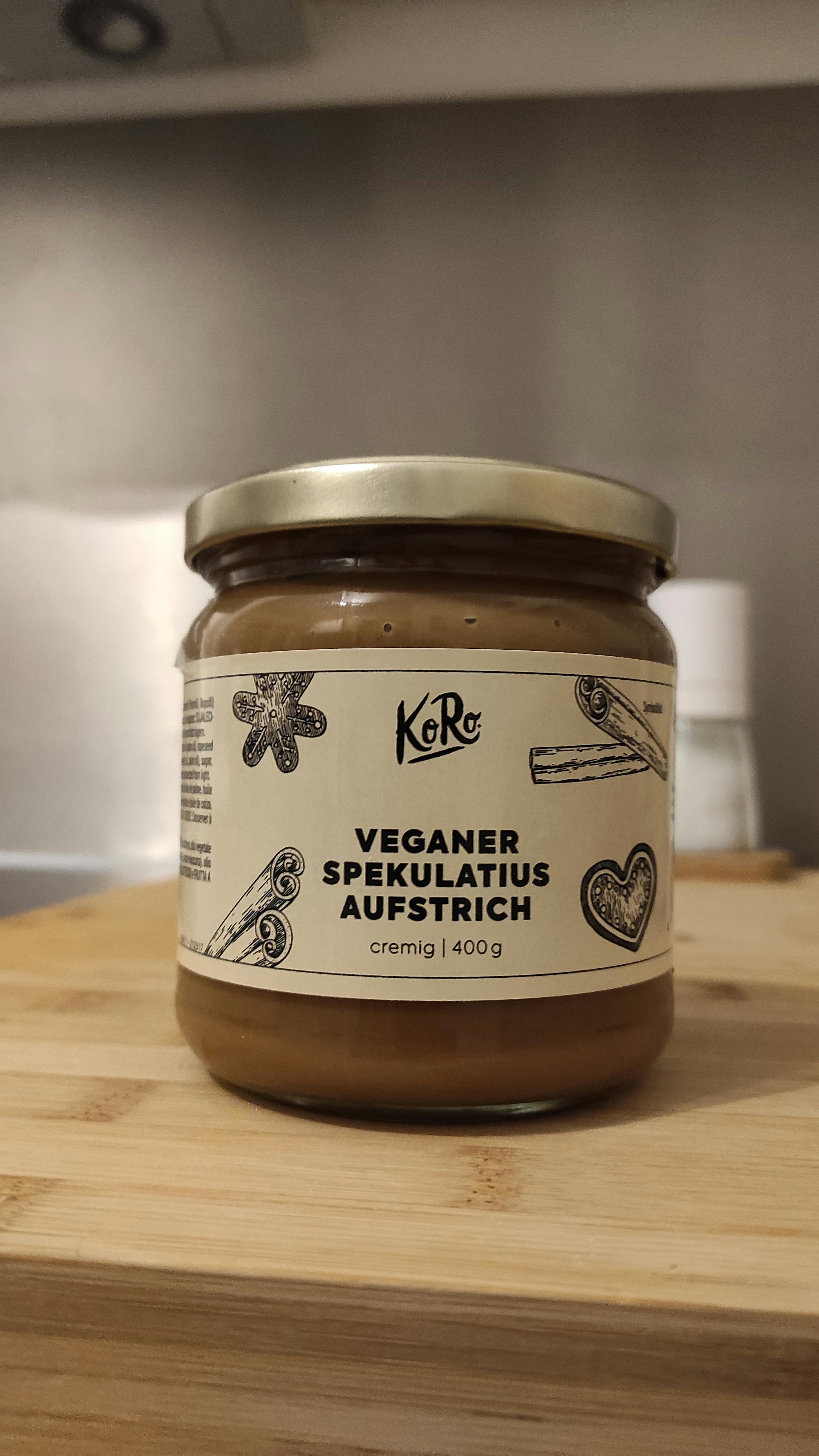 ein Glas veganer speculatius auf einem Holztisch