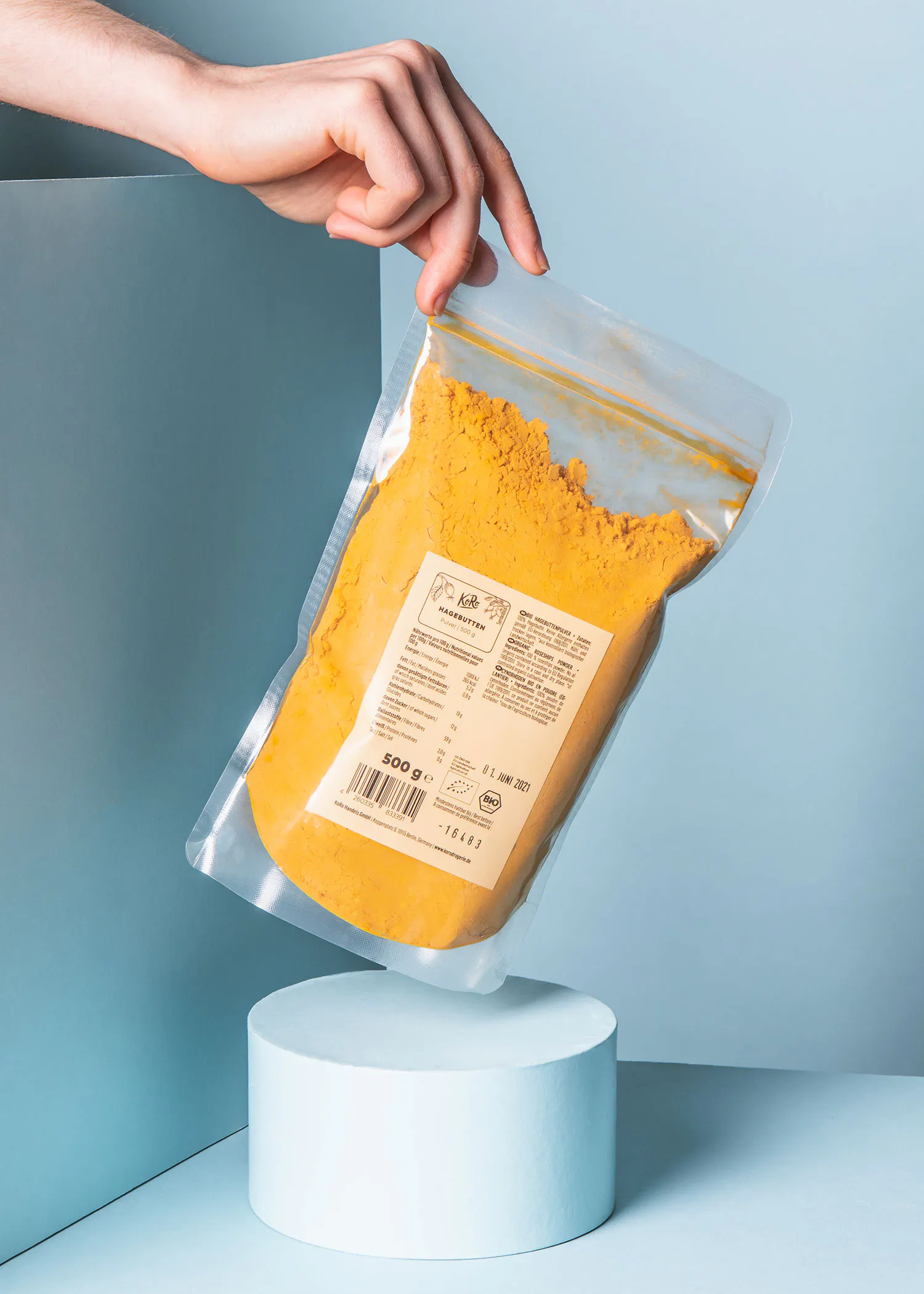 eine Person hält eine Plastiktüte mit einem Etikett auf der Rückseite