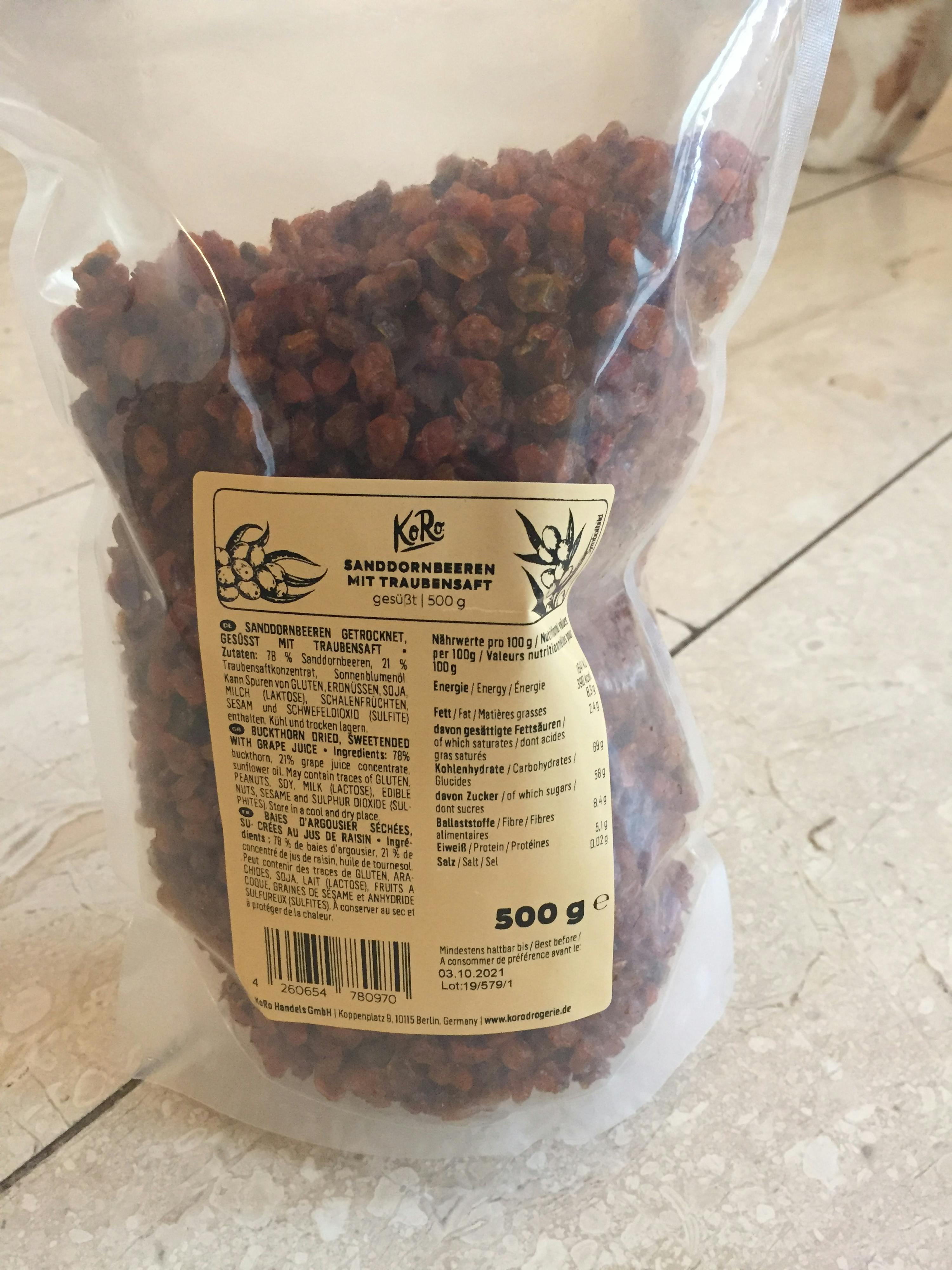 ein Plastikbeutel mit roten Rosinen steht auf einem Tisch