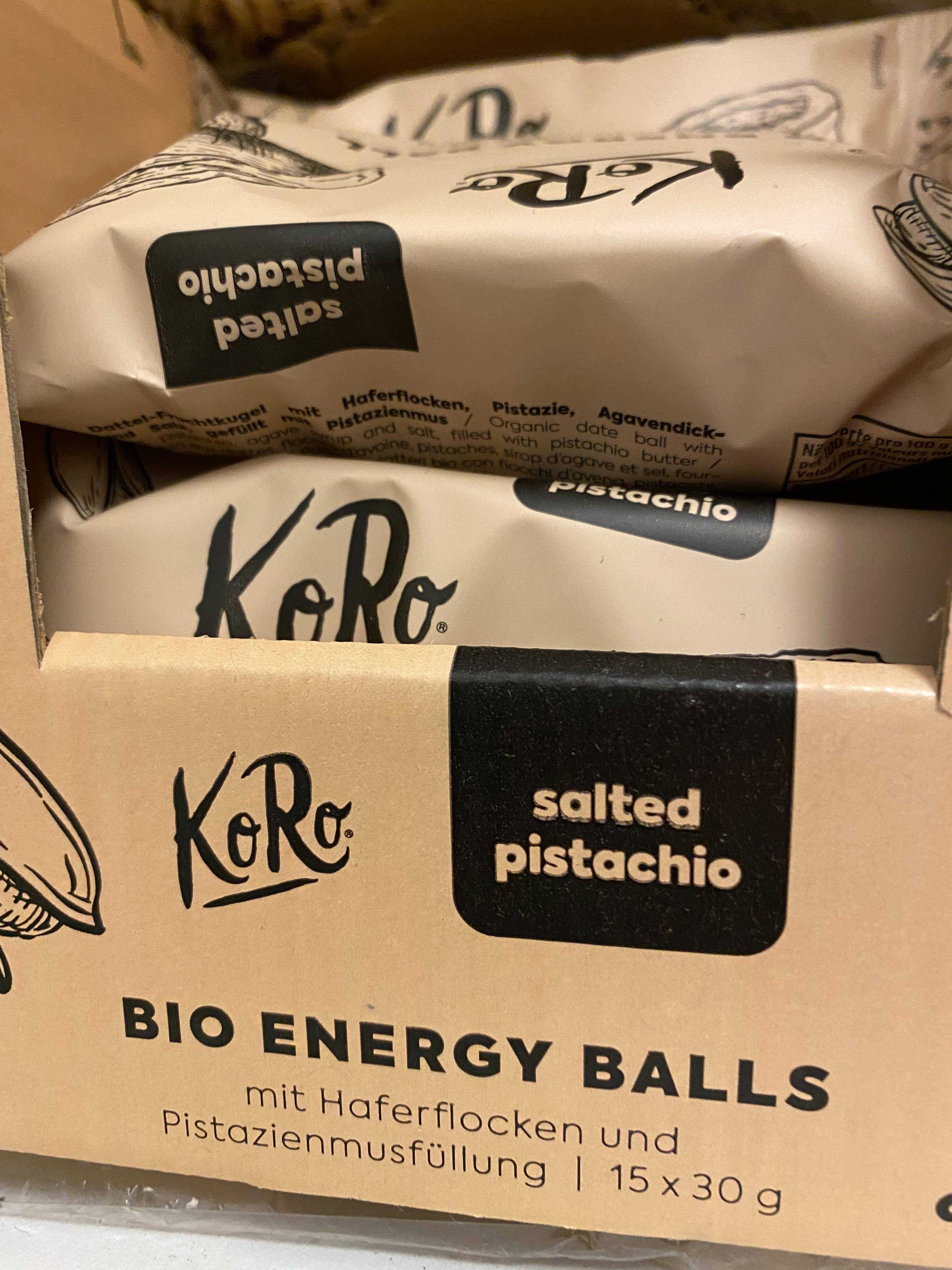 eine Schachtel mit bio-Energiekugeln mit gesalzenem Pistazien