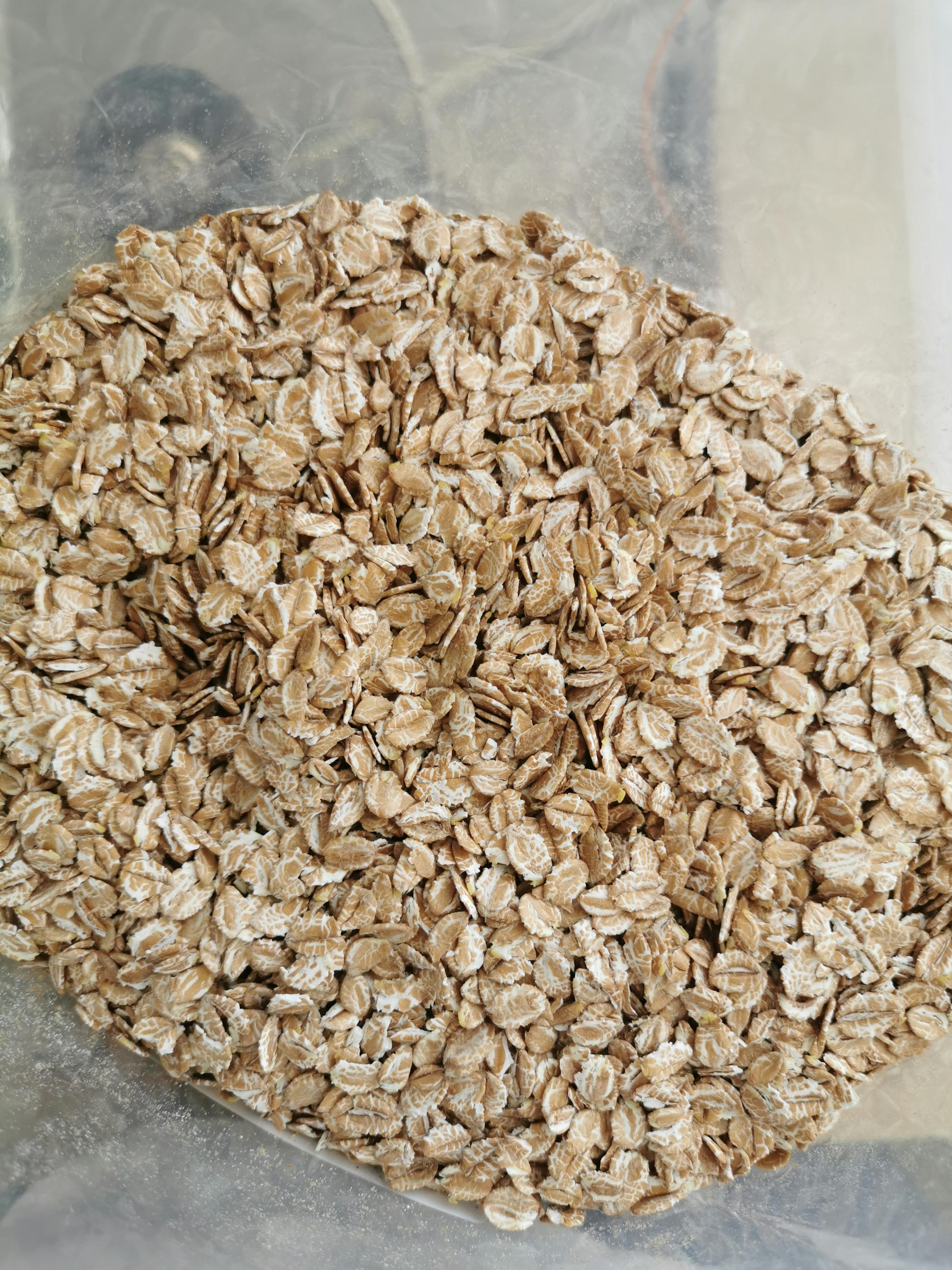 ein Haufen Haferflocken in einem Plastikbeutel