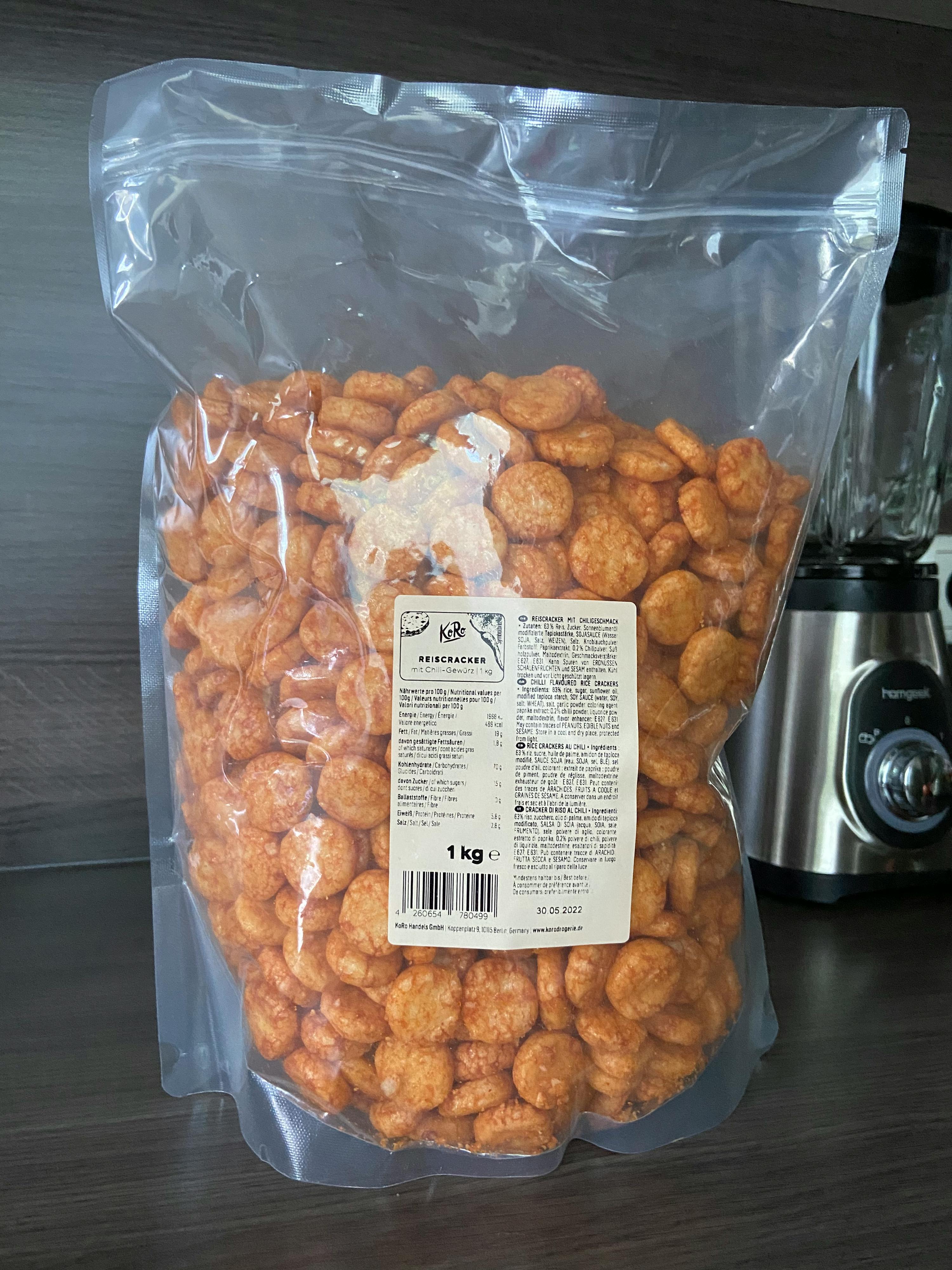 a bag of food with a label that says 1 kg