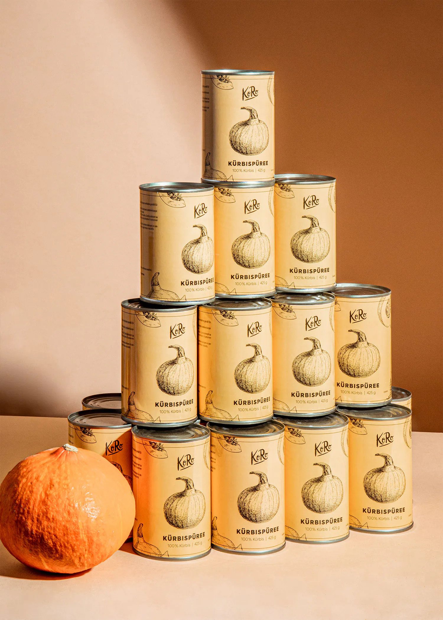 un tas de canettes de citrouille empilées les unes sur les autres