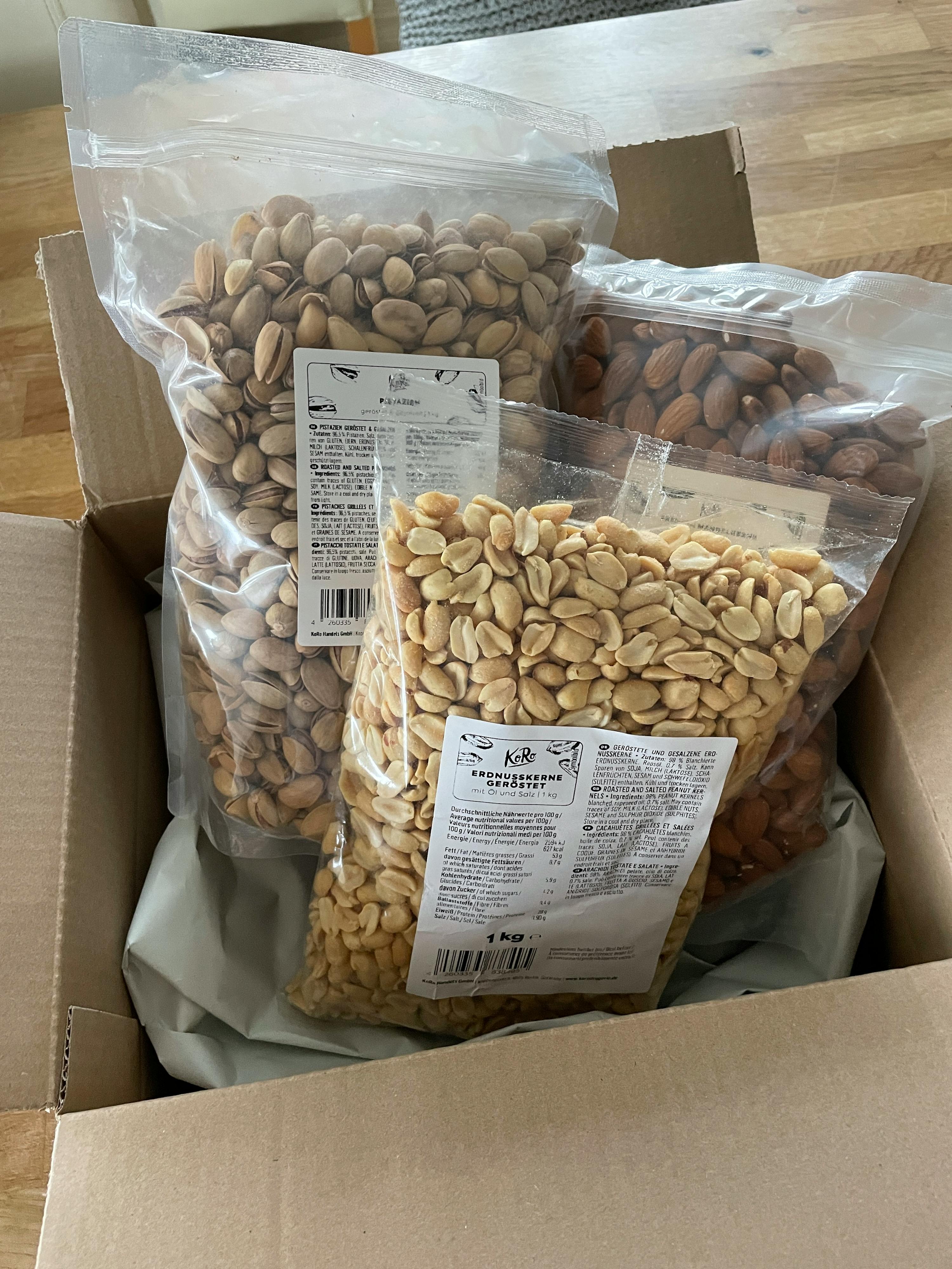 un sacchetto di arachidi seduto sopra un sacchetto di mandorle