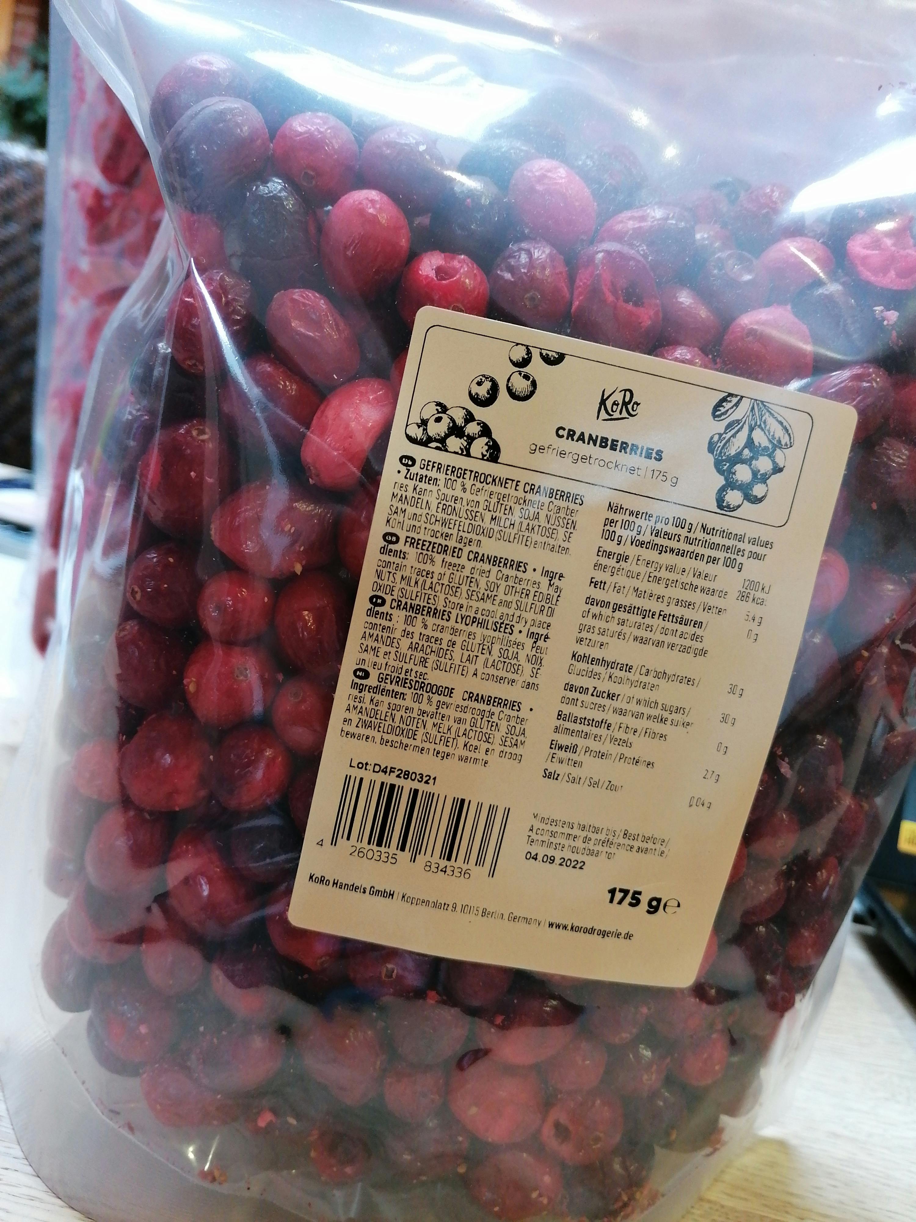 ein Plastikbeutel mit Kirschen steht auf einem Tisch