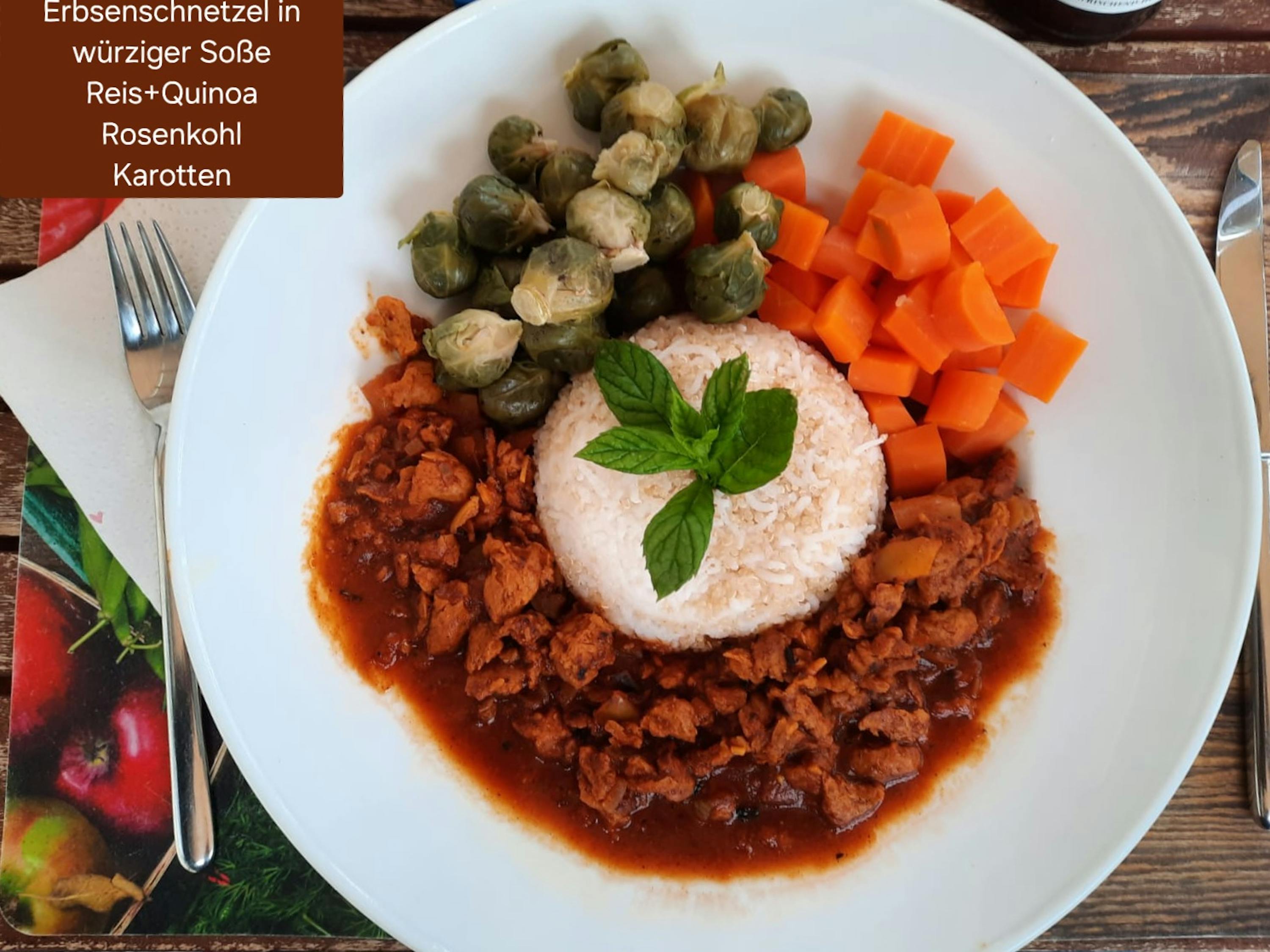 ein teller mit erbsenschnetzel in würziger soße, reis-quinoa-mischung mit minze, rosenkohl und karotten.