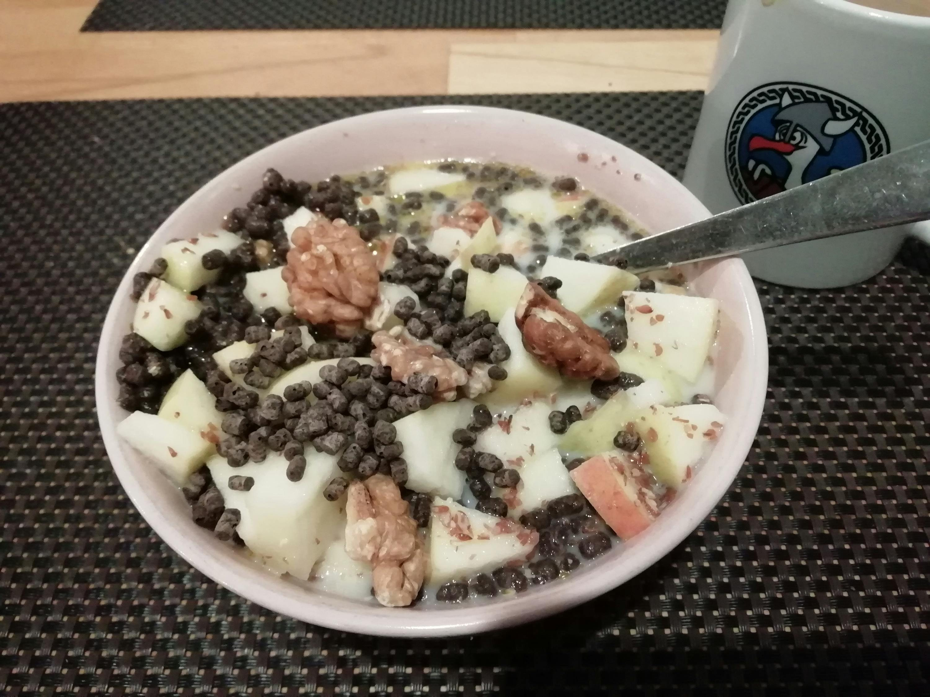 un bol de céréales avec des fruits et des noix