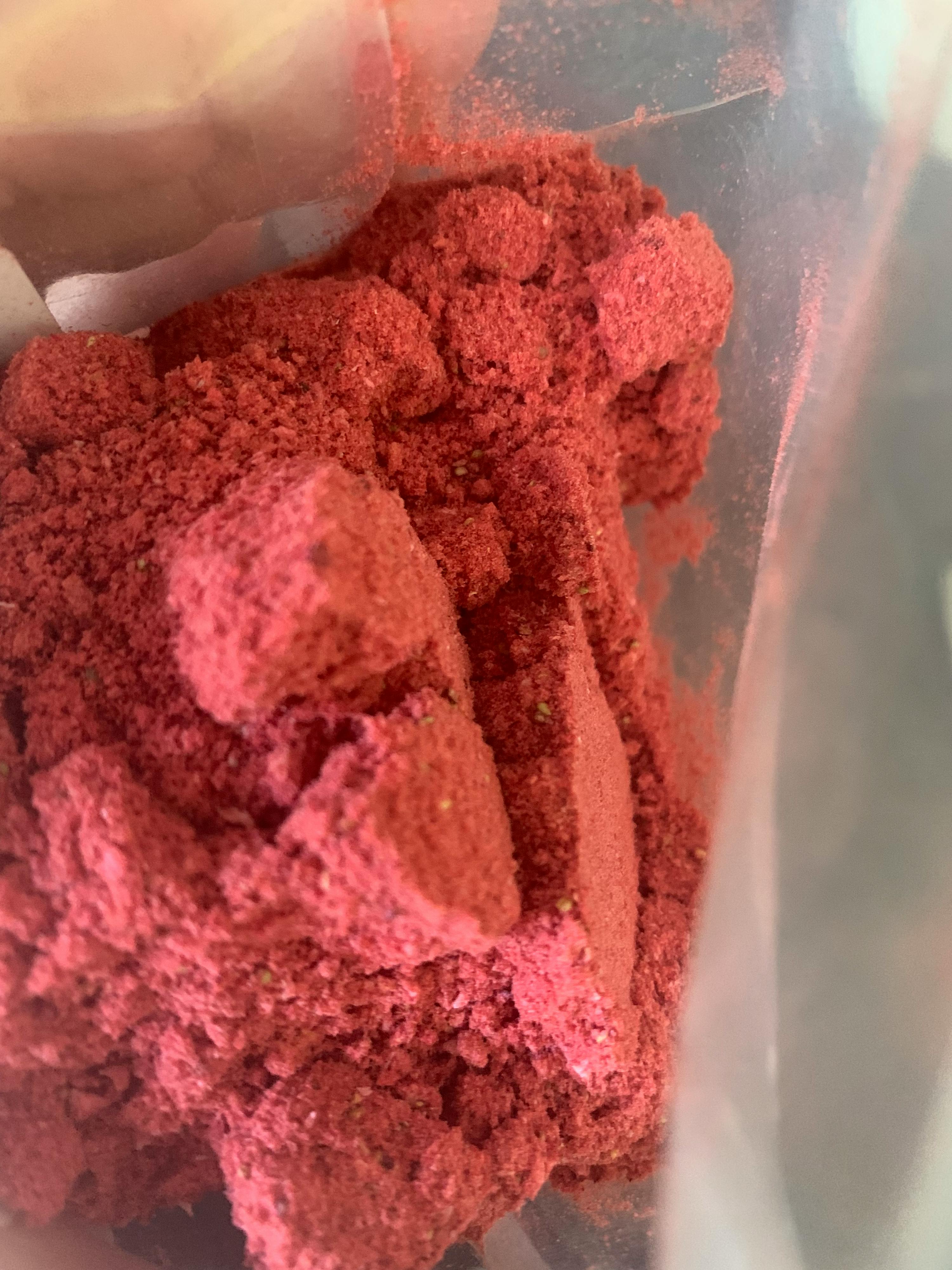 eine Nahaufnahme eines roten Pulvers in einer Plastiktüte