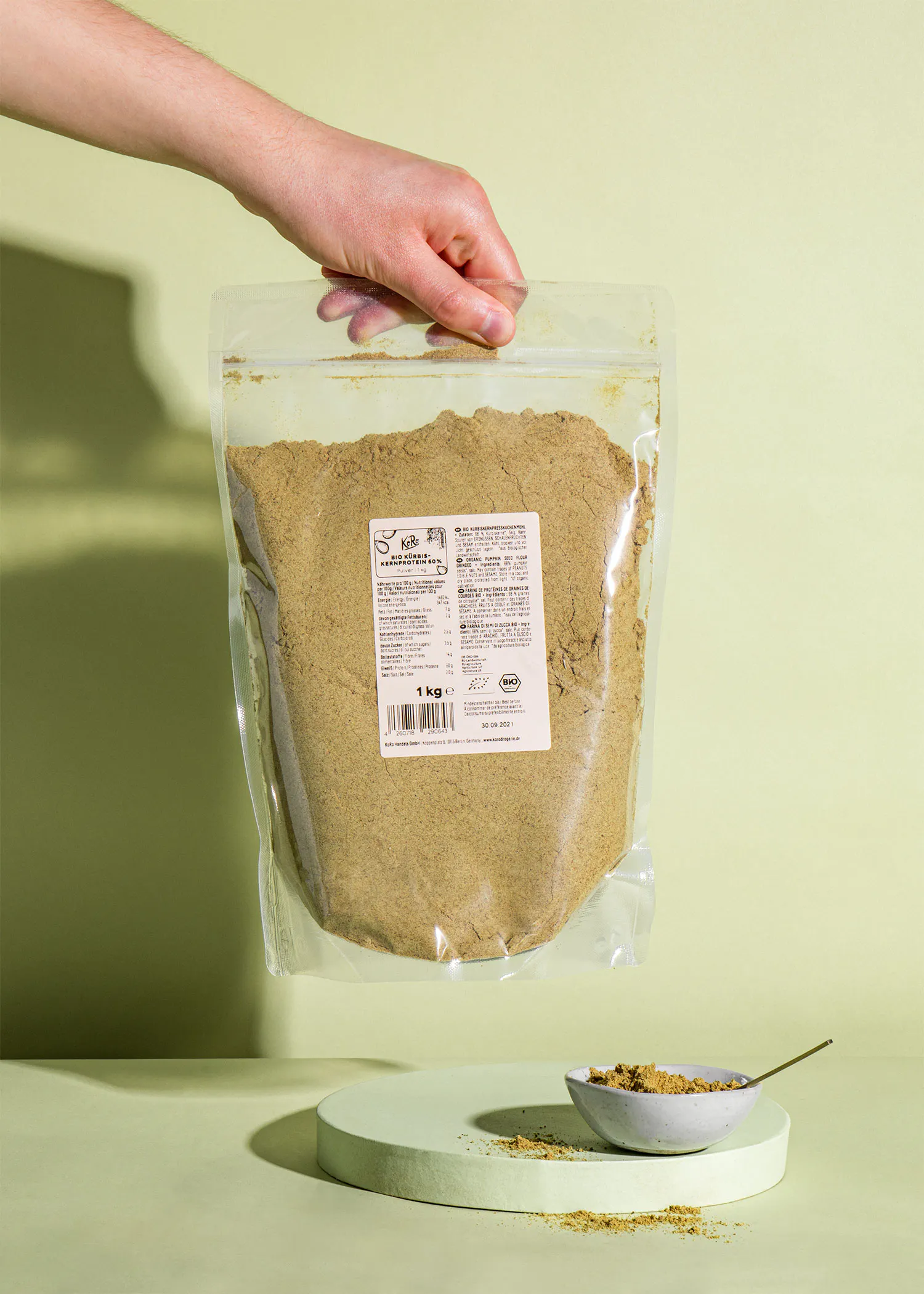 une personne tient un sac en plastique de farine de blé