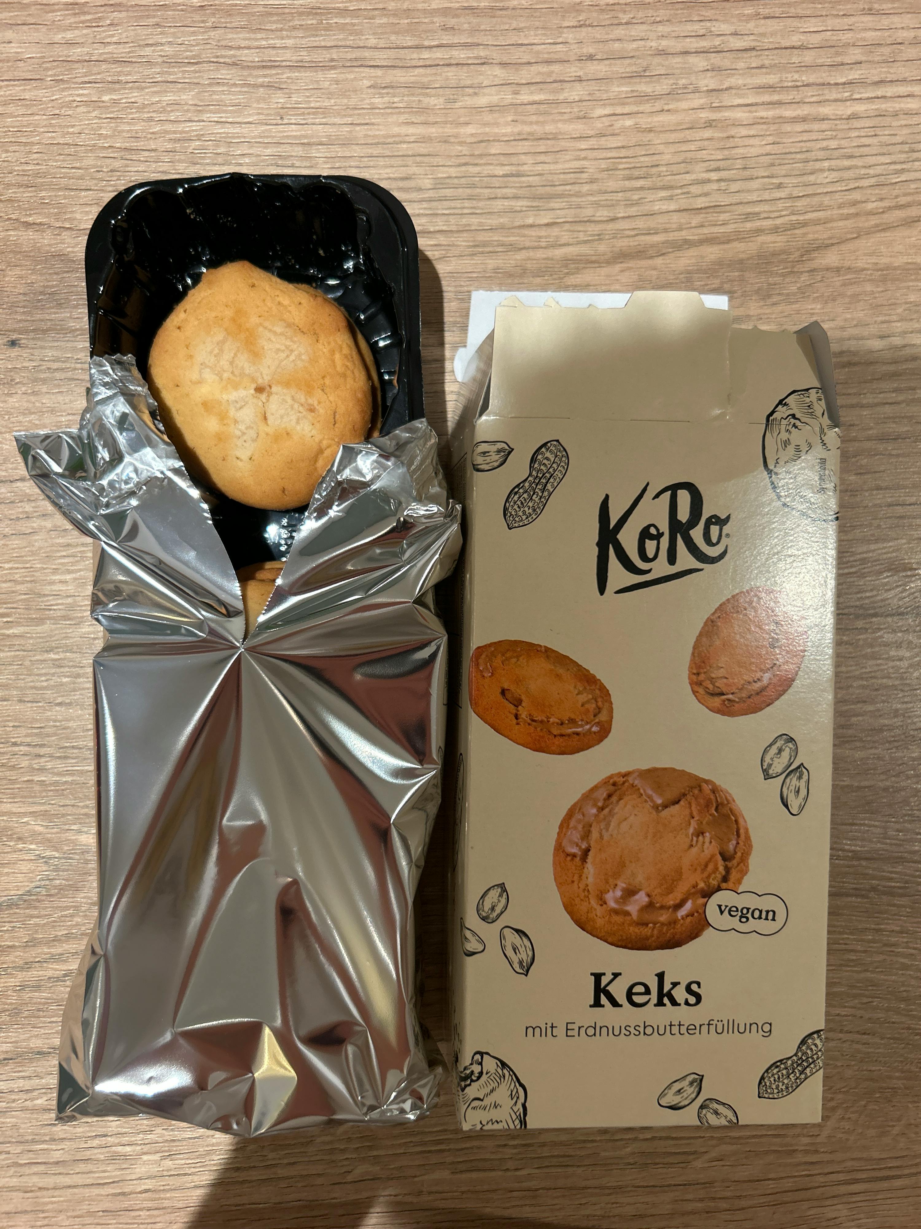 una scatola di biscotti vegani è seduta su un tavolo