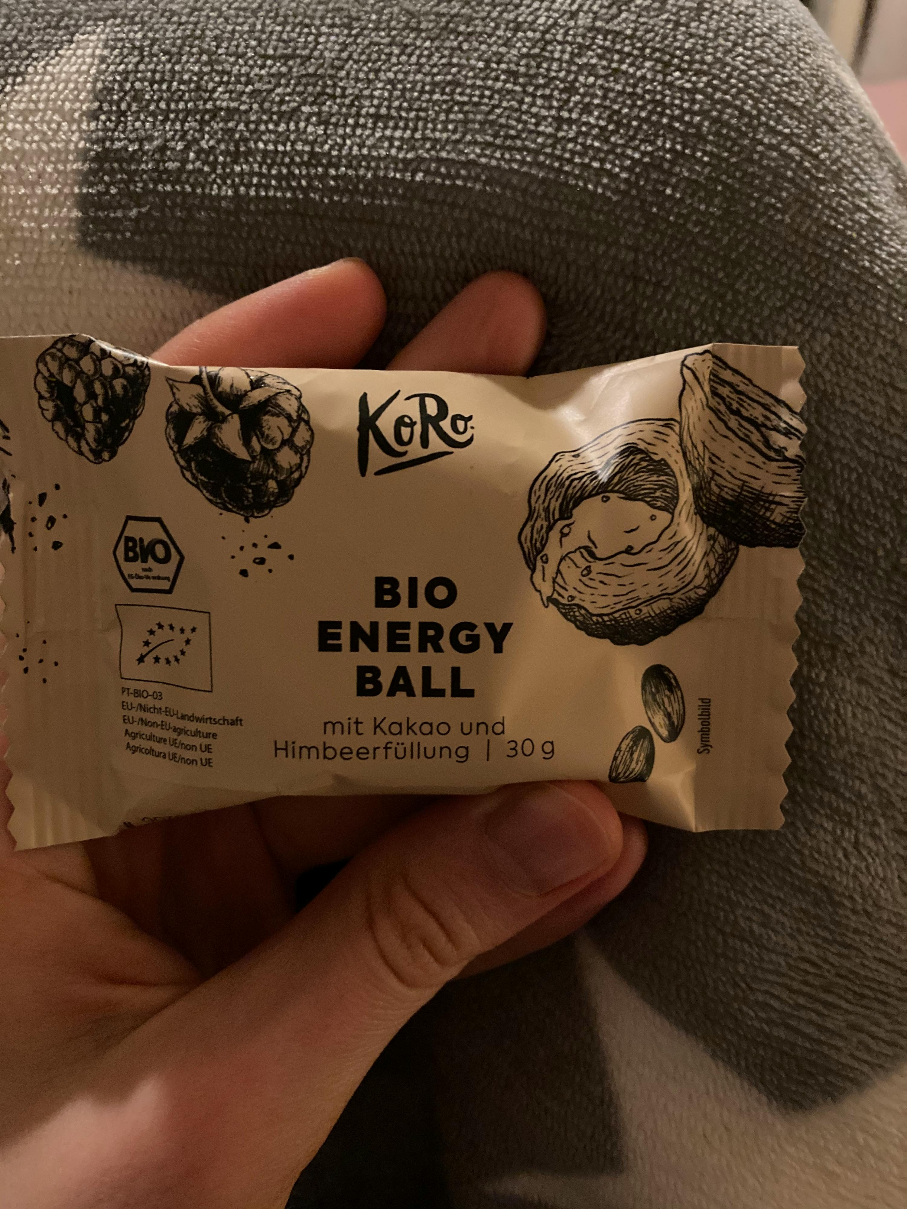 une personne tient une balle d' énergie bio à la main