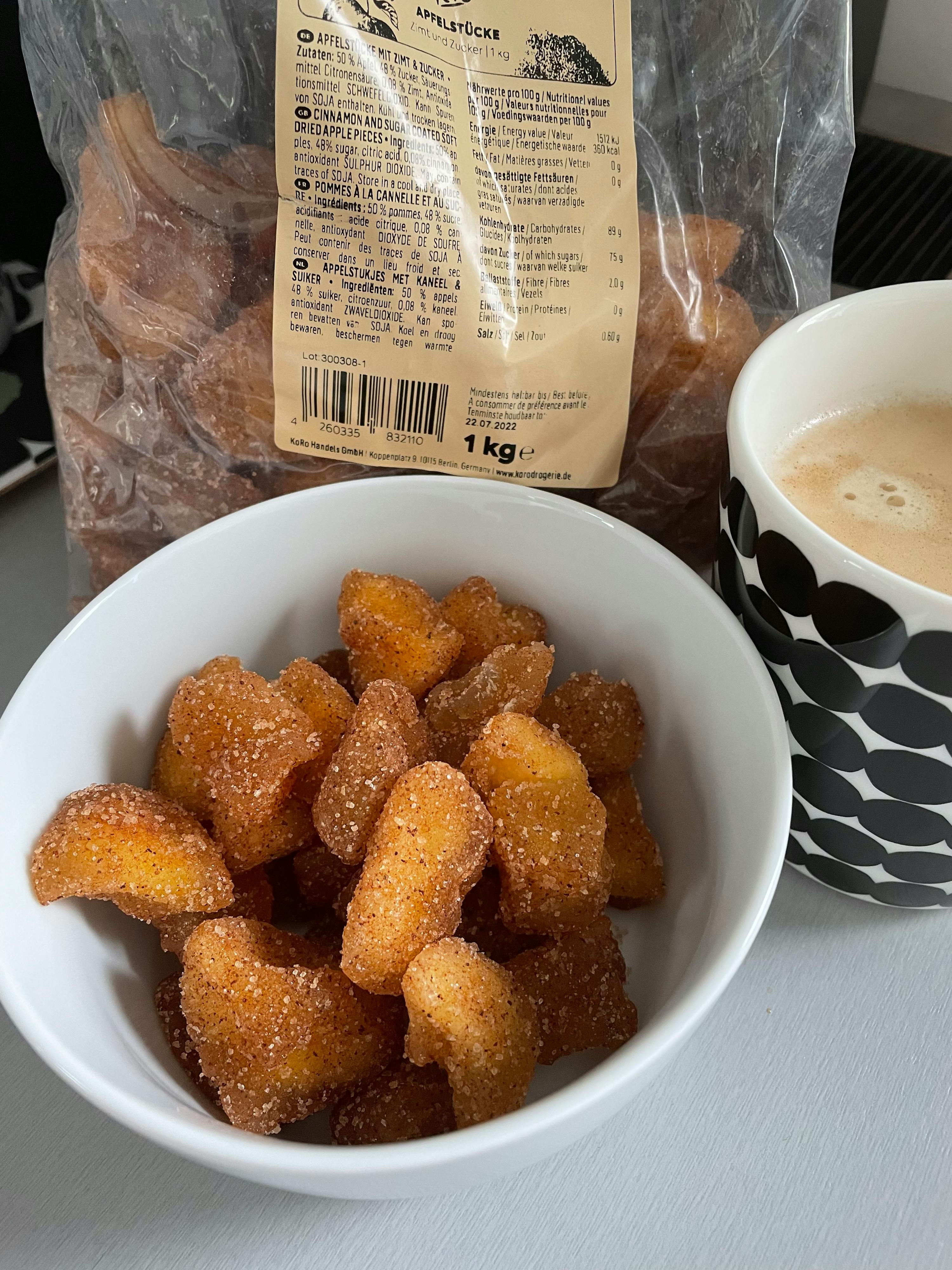 un sac de beignets et un bol de beignets sur une table