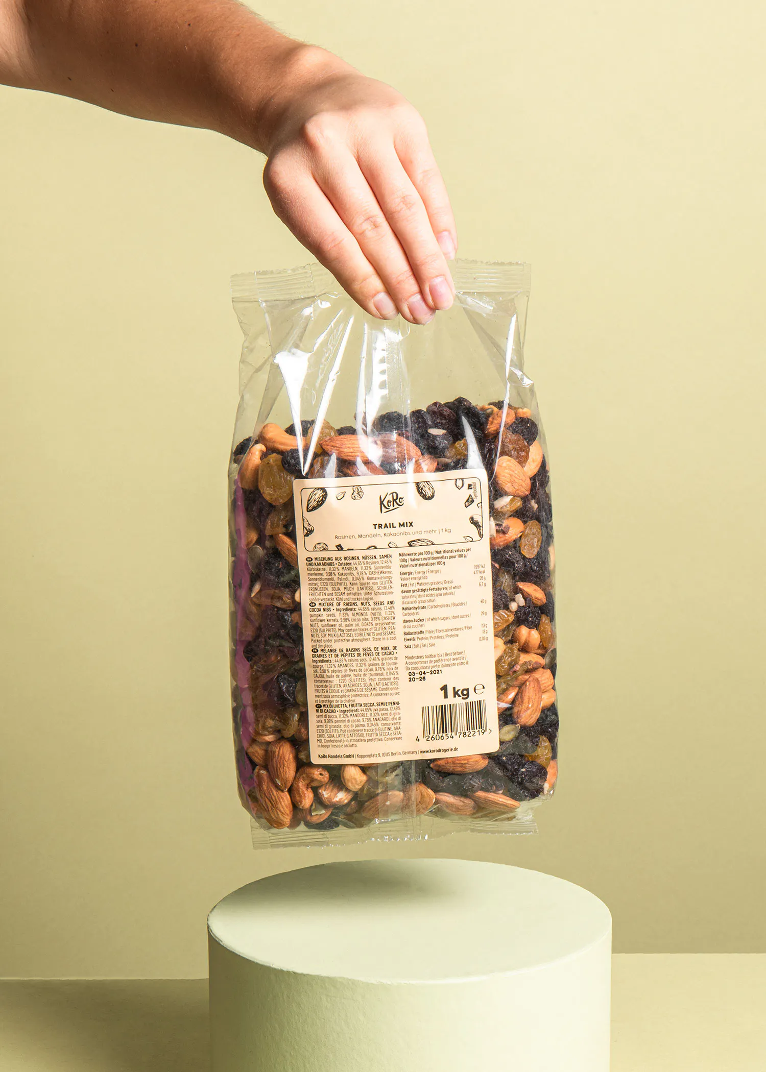 eine Person greift nach einer Tüte trail mix