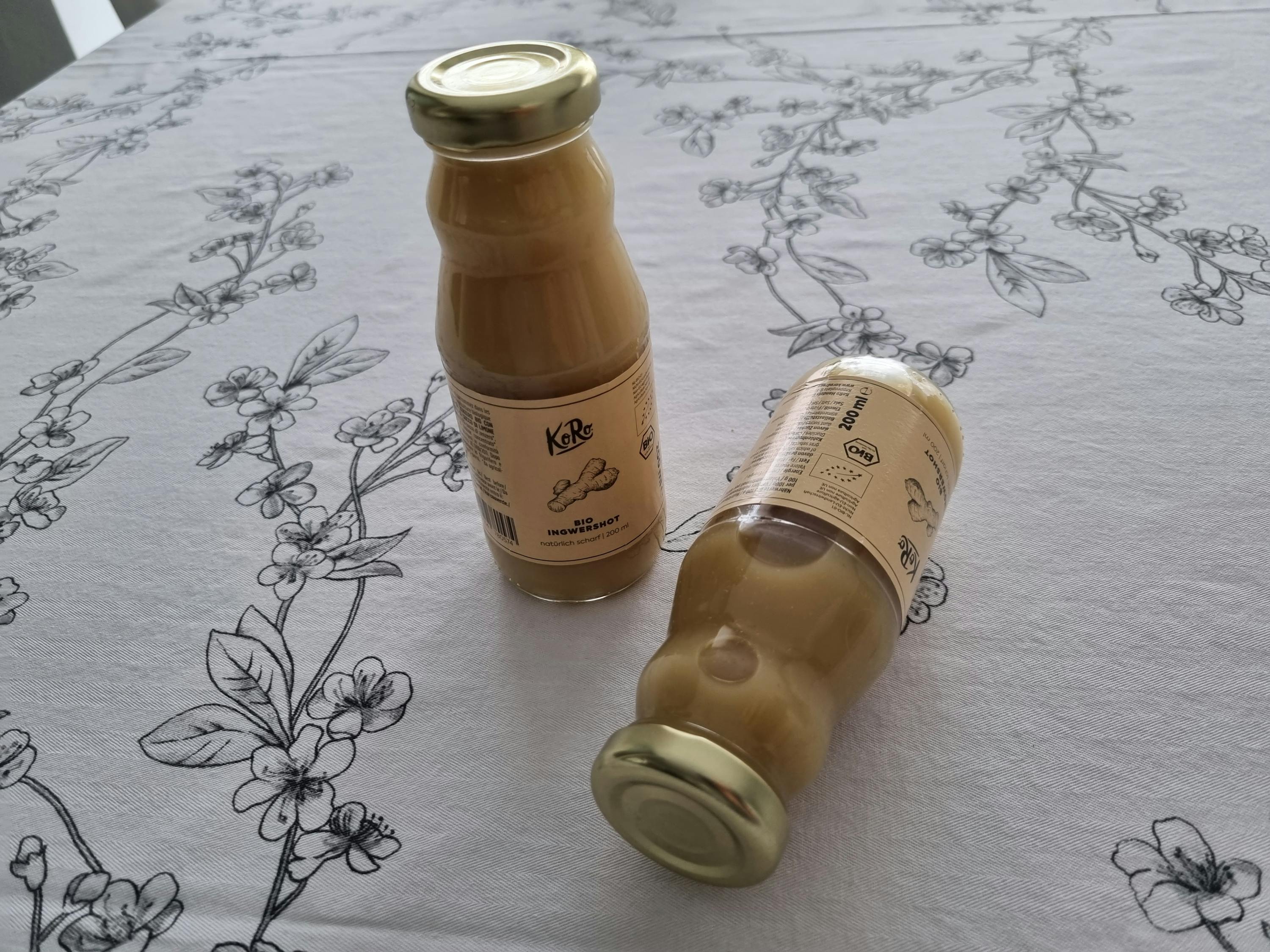 deux bouteilles de sauce sont assises sur une table