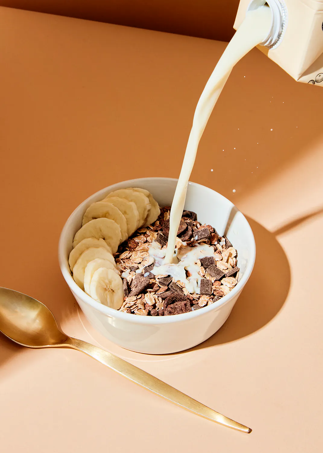 un bol de céréales avec des bananes et des morceaux de chocolat