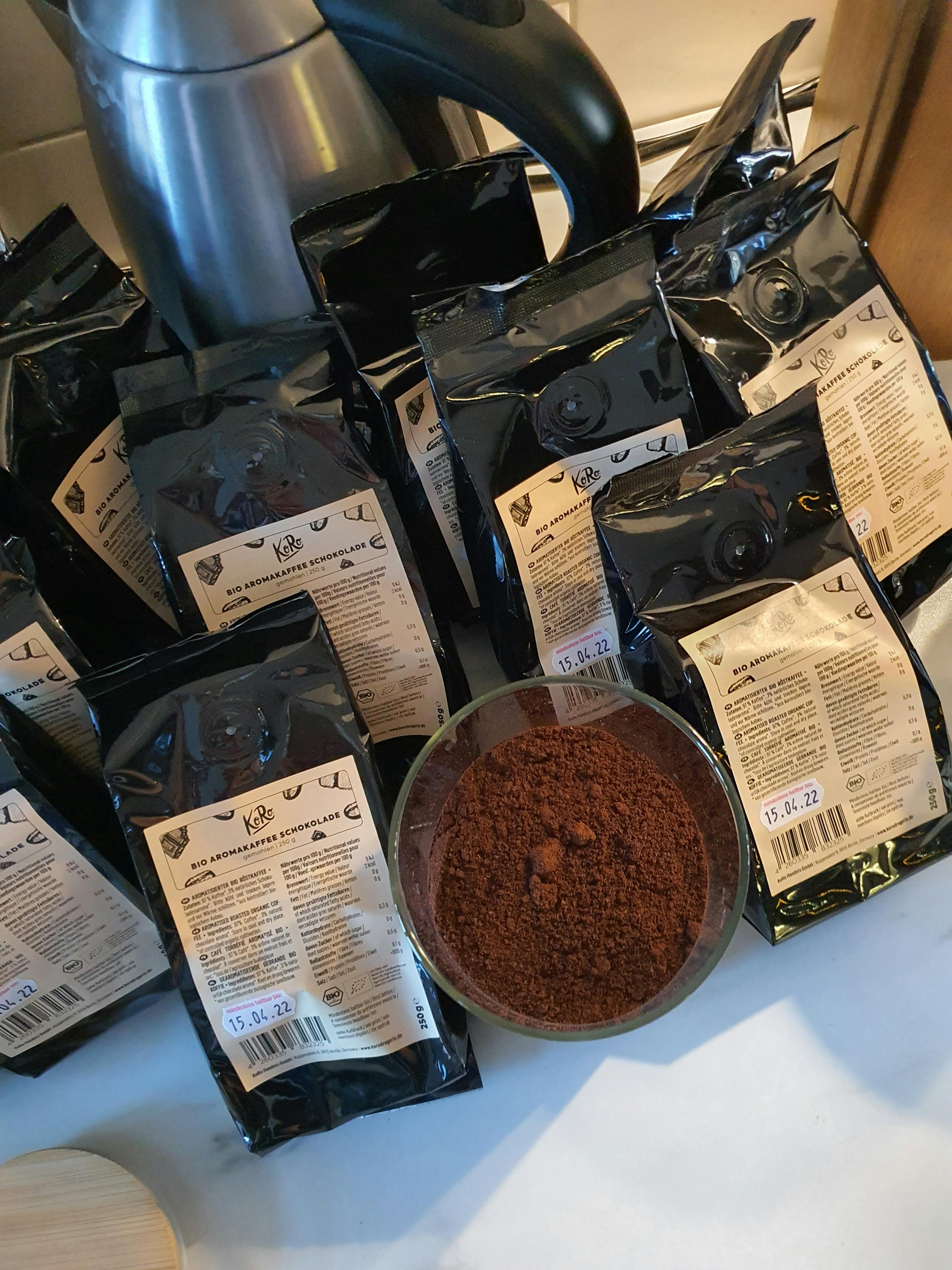 eine Reihe von schwarzen Paketen mit einem weißen Aufkleber auf der Rückseite