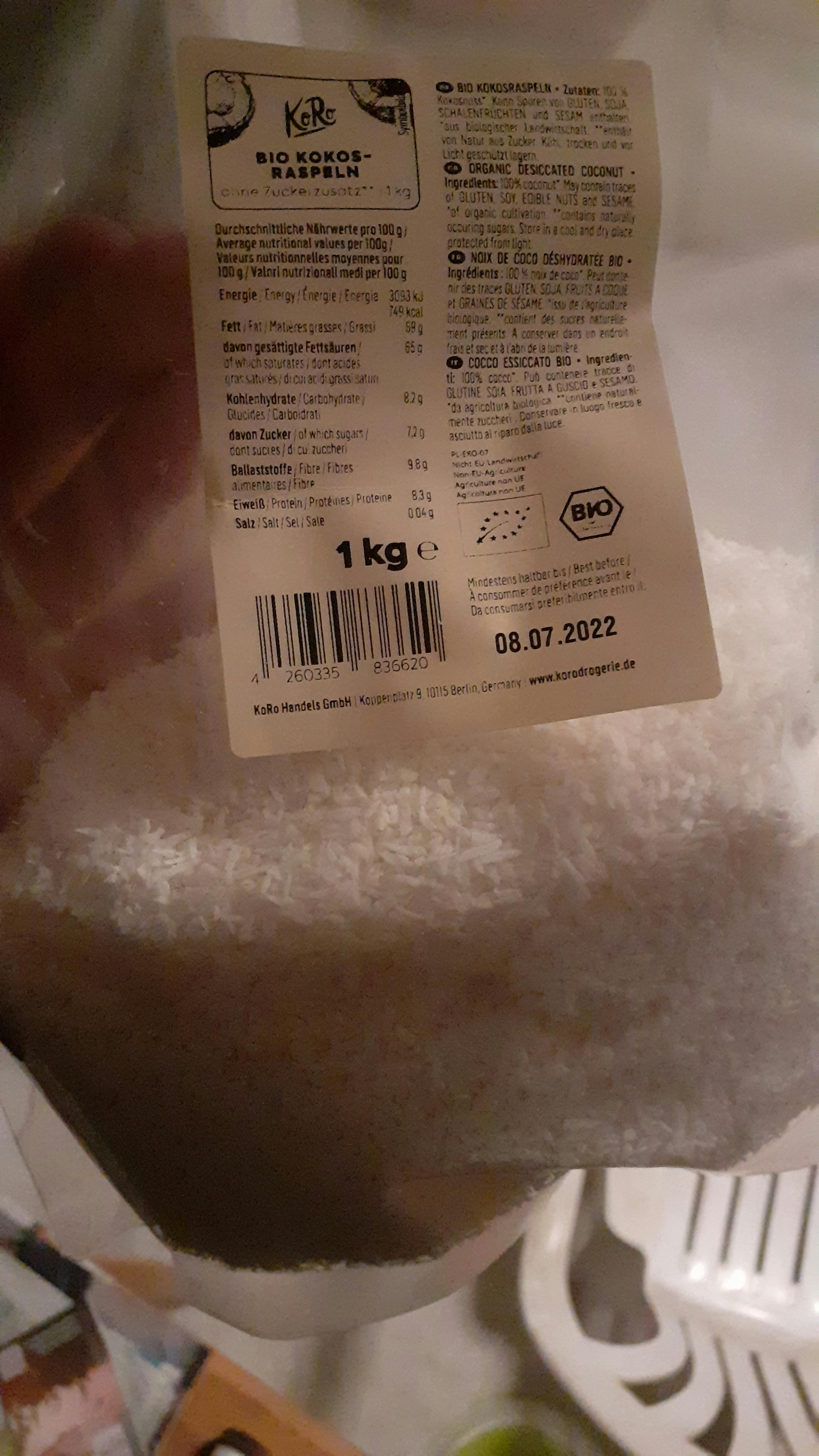 un sacchetto di 1 kg di cocco bio è seduto su un tavolo