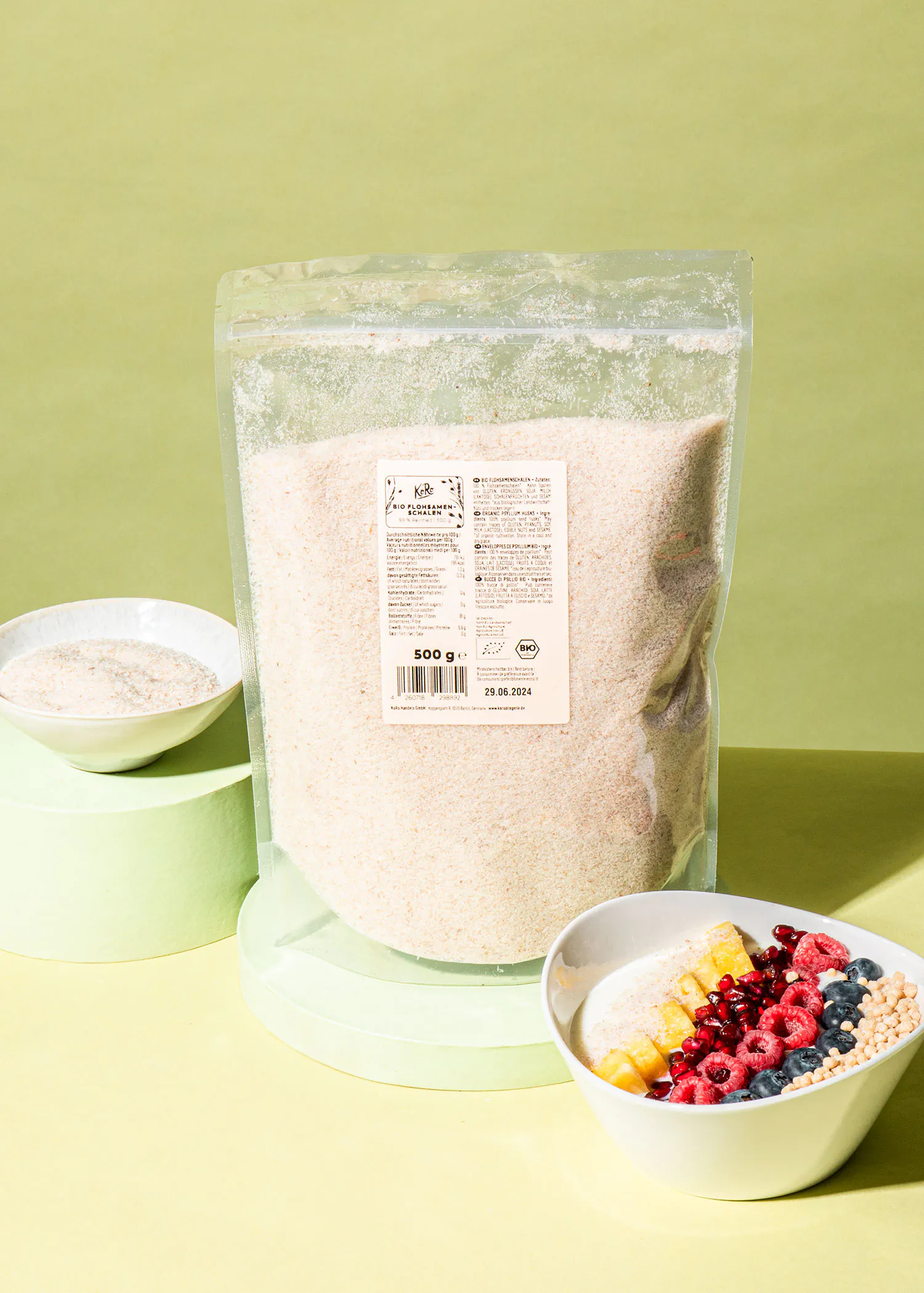 un sac de 500 g de farine est assis à côté d' un bol rempli de fruits