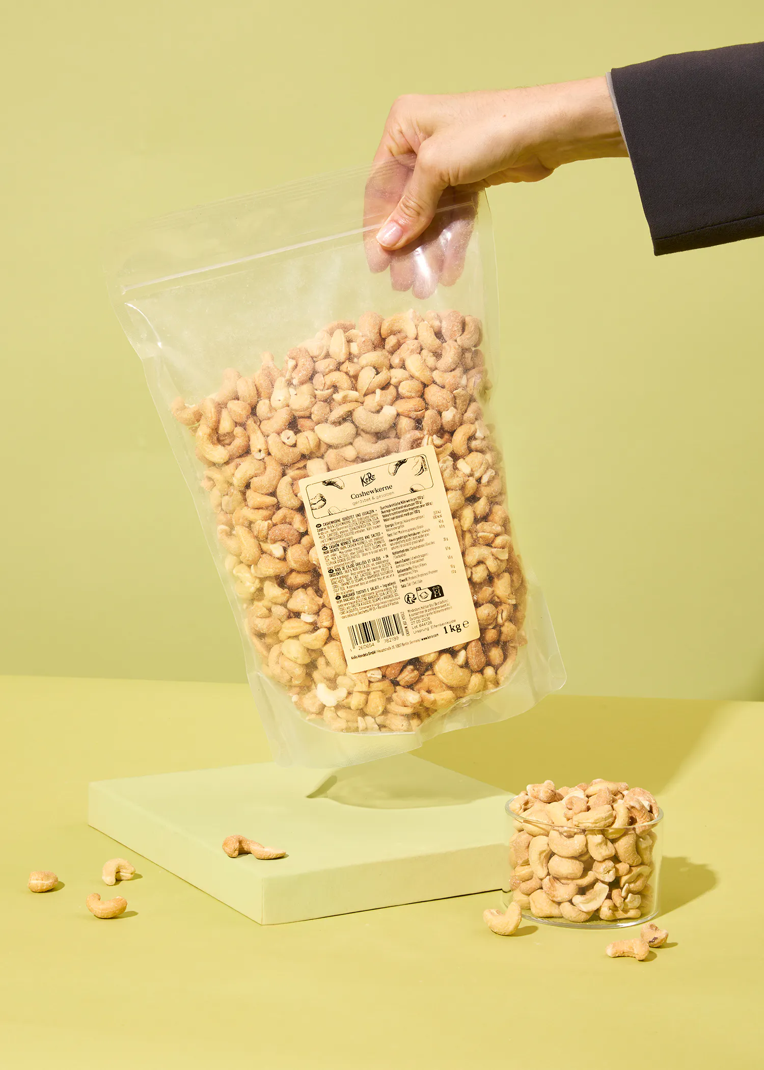 une personne tient un sac de noix de cajou