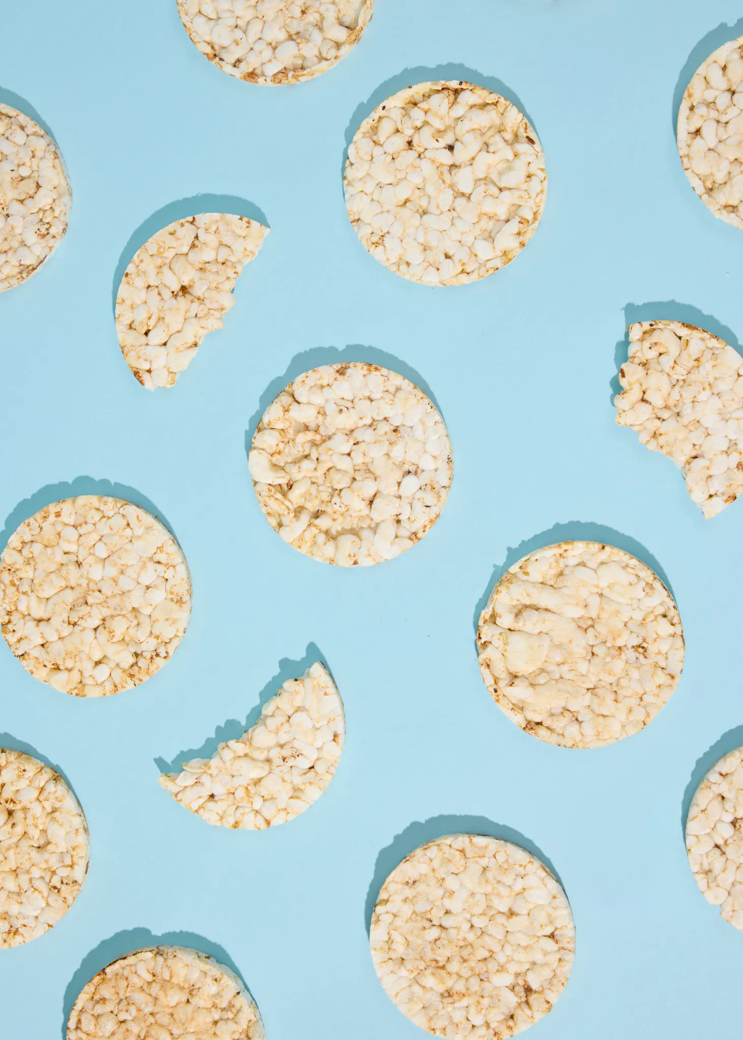 un motif de croustilles de riz sur un fond bleu