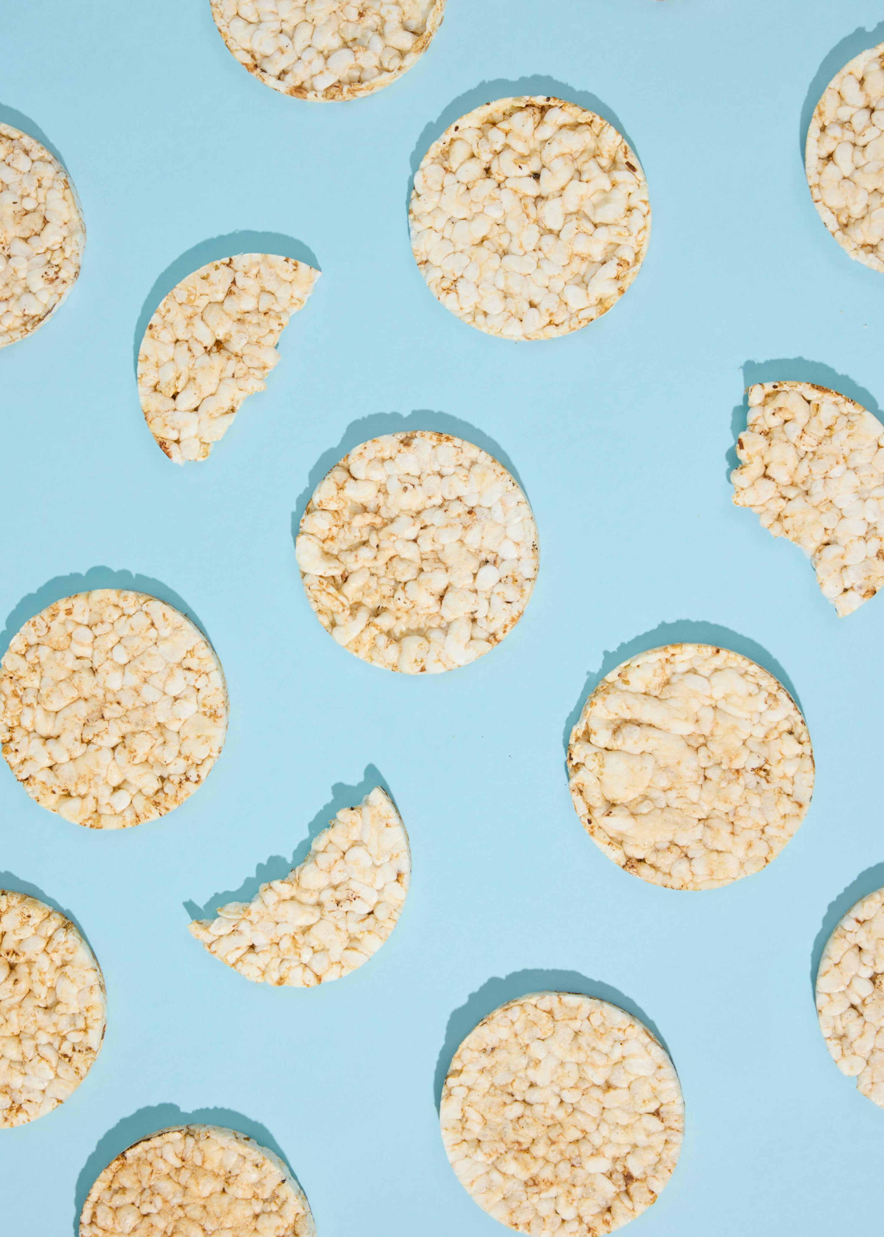 ein nahtloses Muster aus Reiskörnern auf blauem Hintergrund