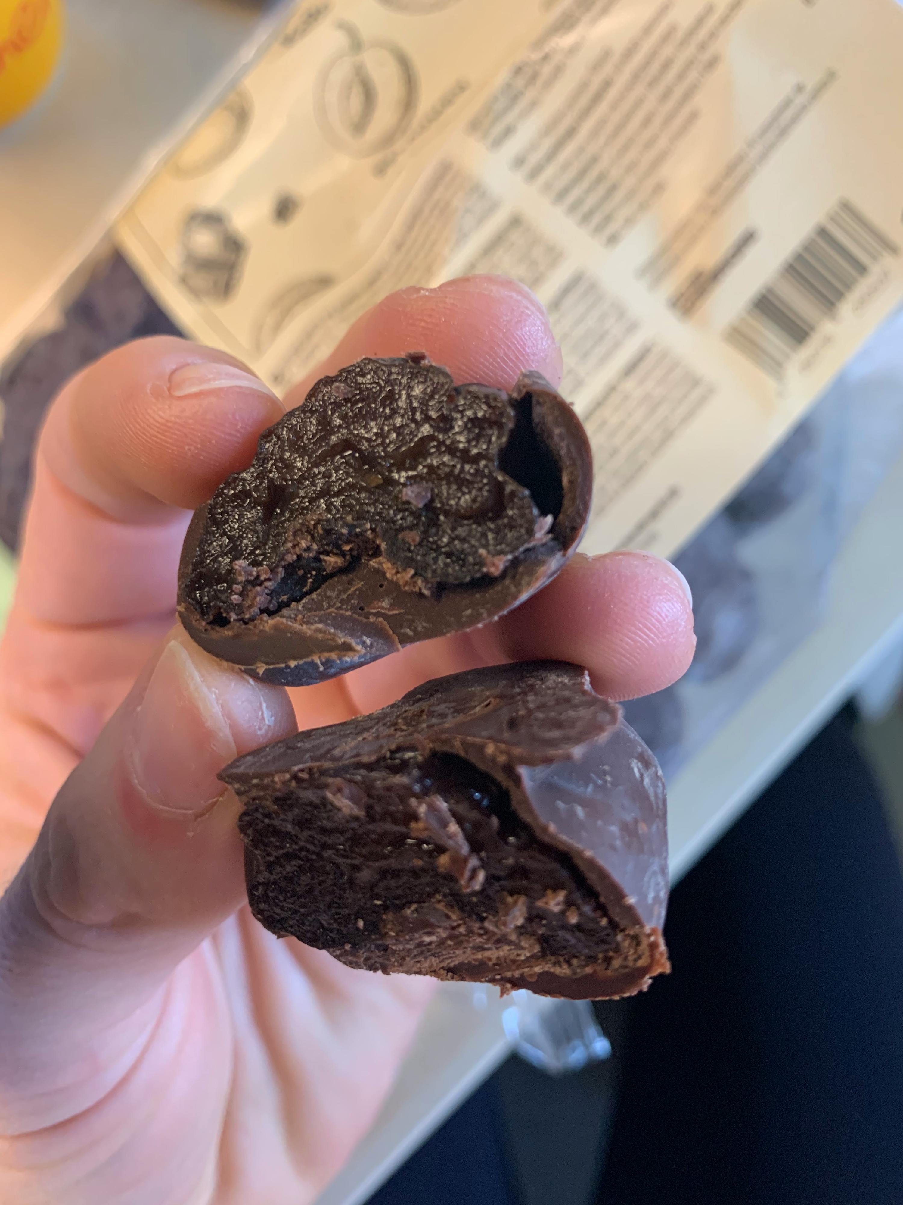 une personne tient un morceau de chocolat dans sa main