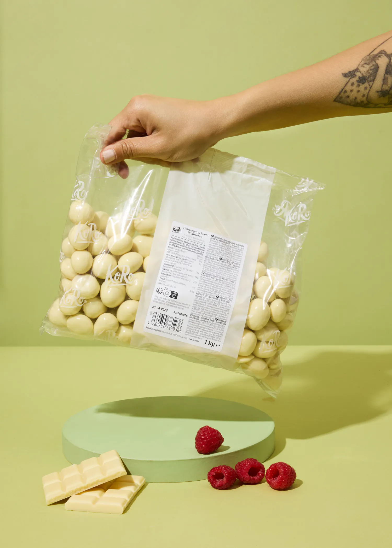 une personne tient un sac de chocolat blanc